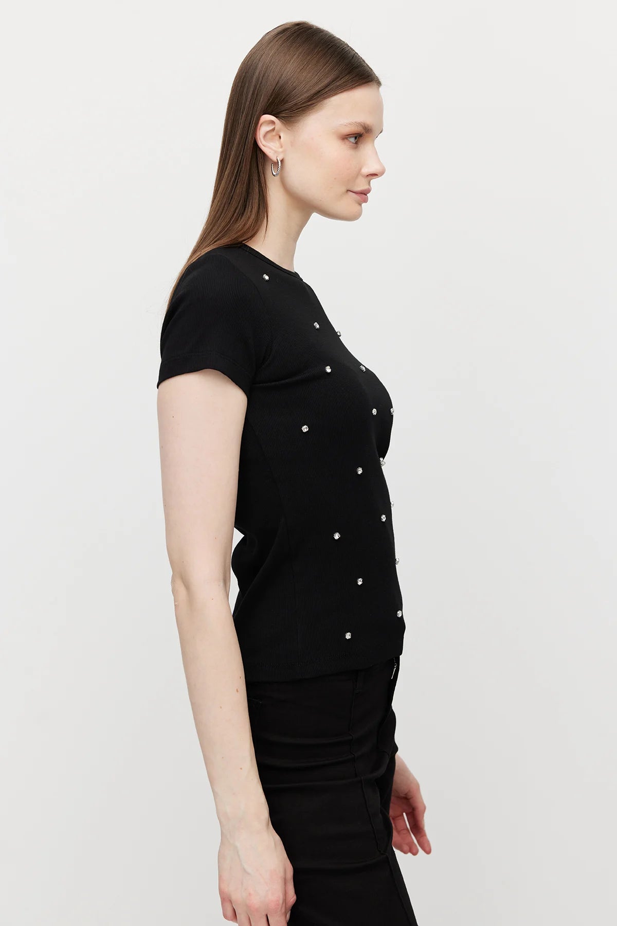 بلوزة نسائية برقبة دائرية مزينة بأحجار الراين