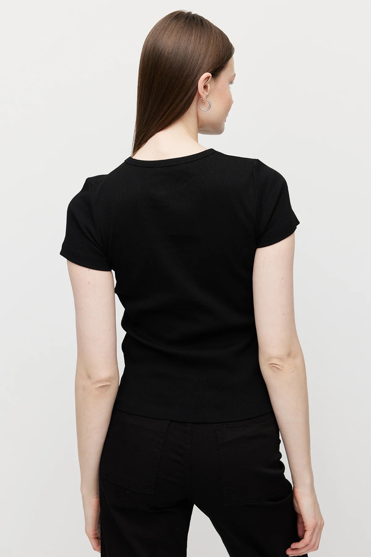 بلوزة نسائية برقبة دائرية مزينة بأحجار الراين