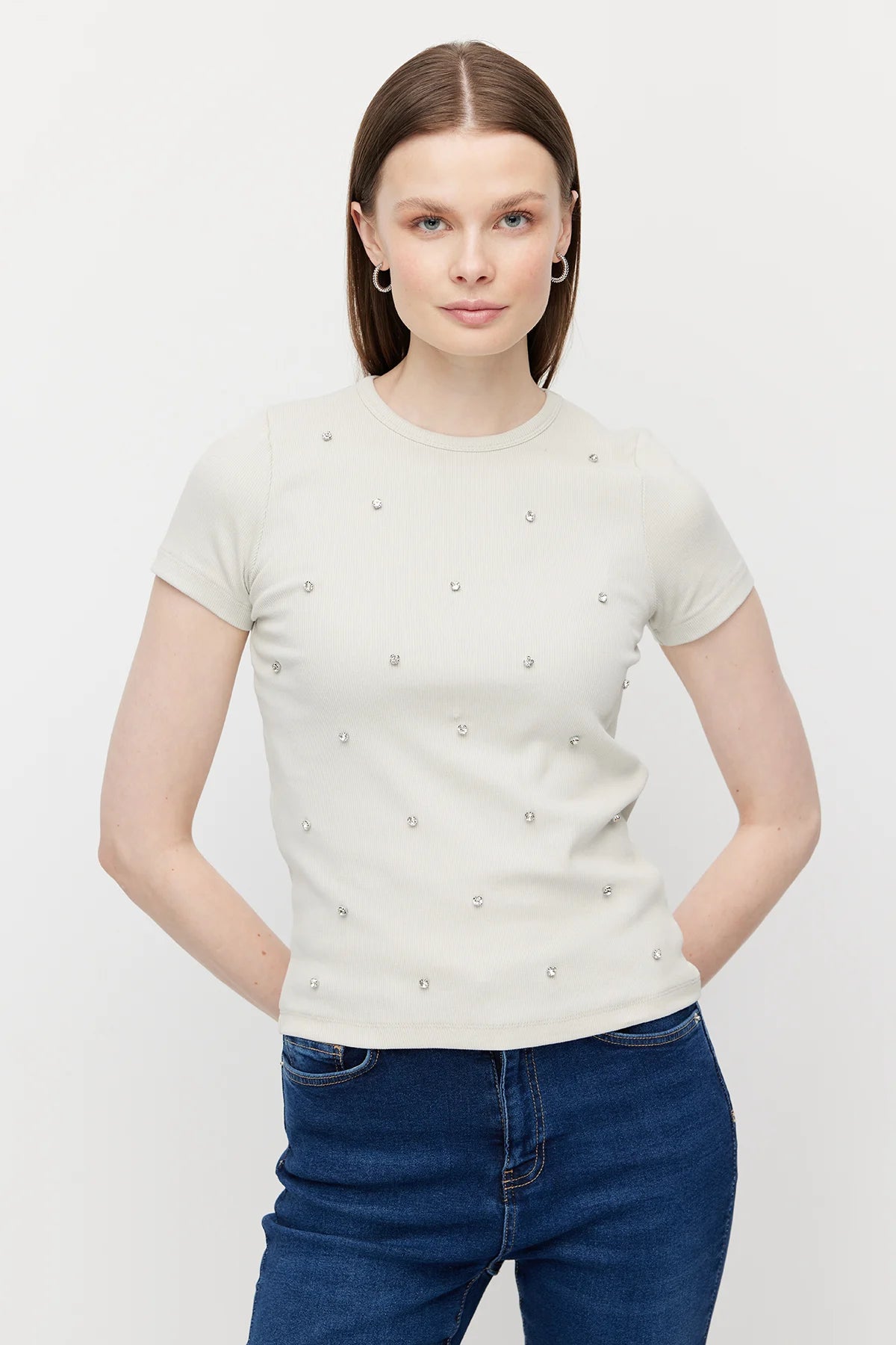 بلوزة نسائية برقبة دائرية مزينة بأحجار الراين