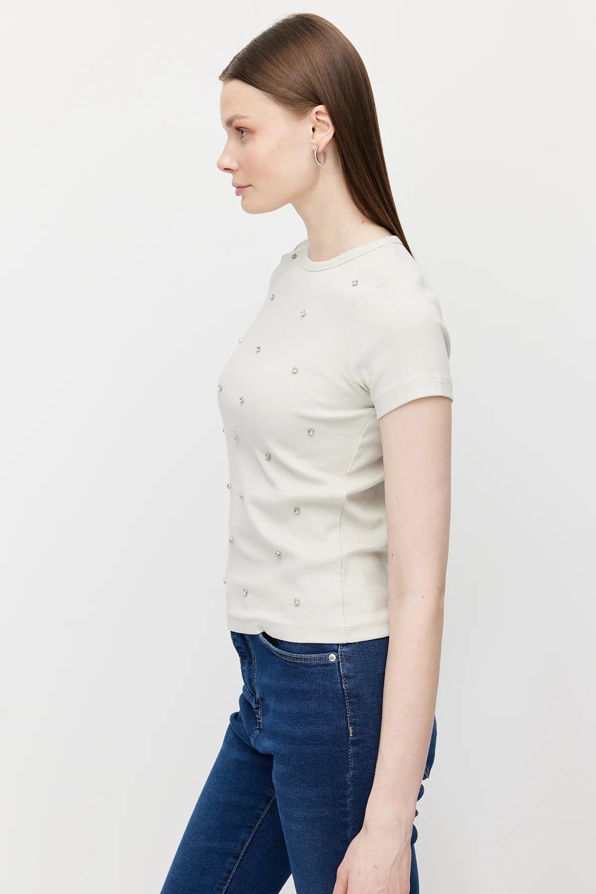 بلوزة نسائية برقبة دائرية مزينة بأحجار الراين