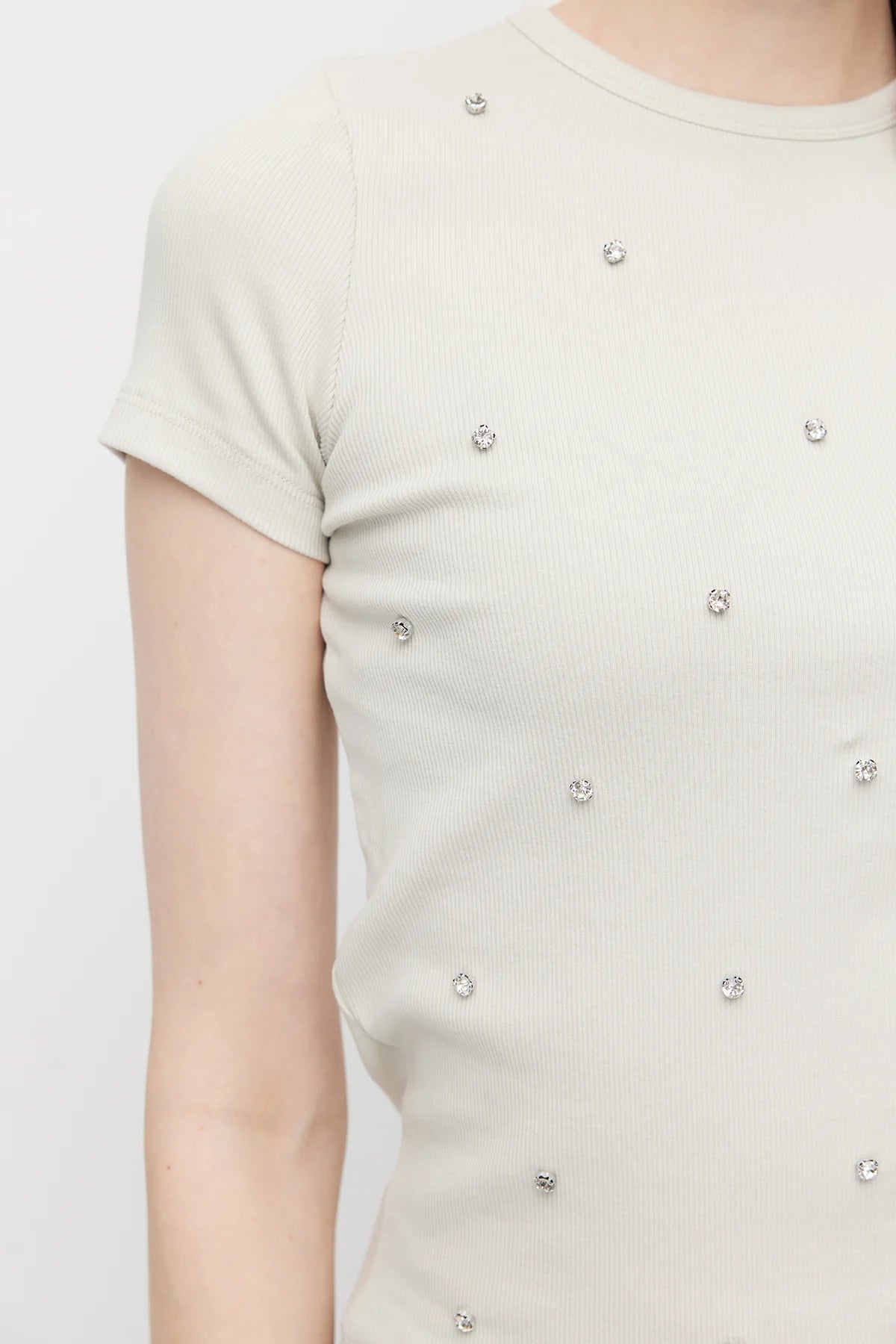 بلوزة نسائية برقبة دائرية مزينة بأحجار الراين