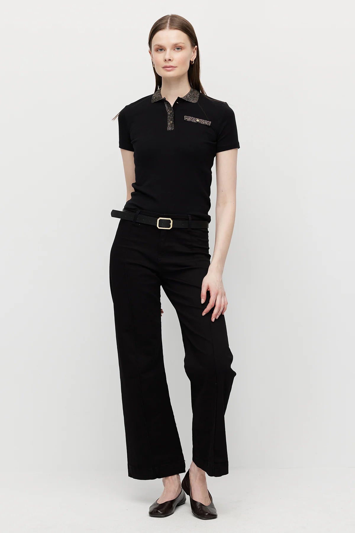 بلوزة نسائية بياقة بولو مزينة بتفاصيل لامعة