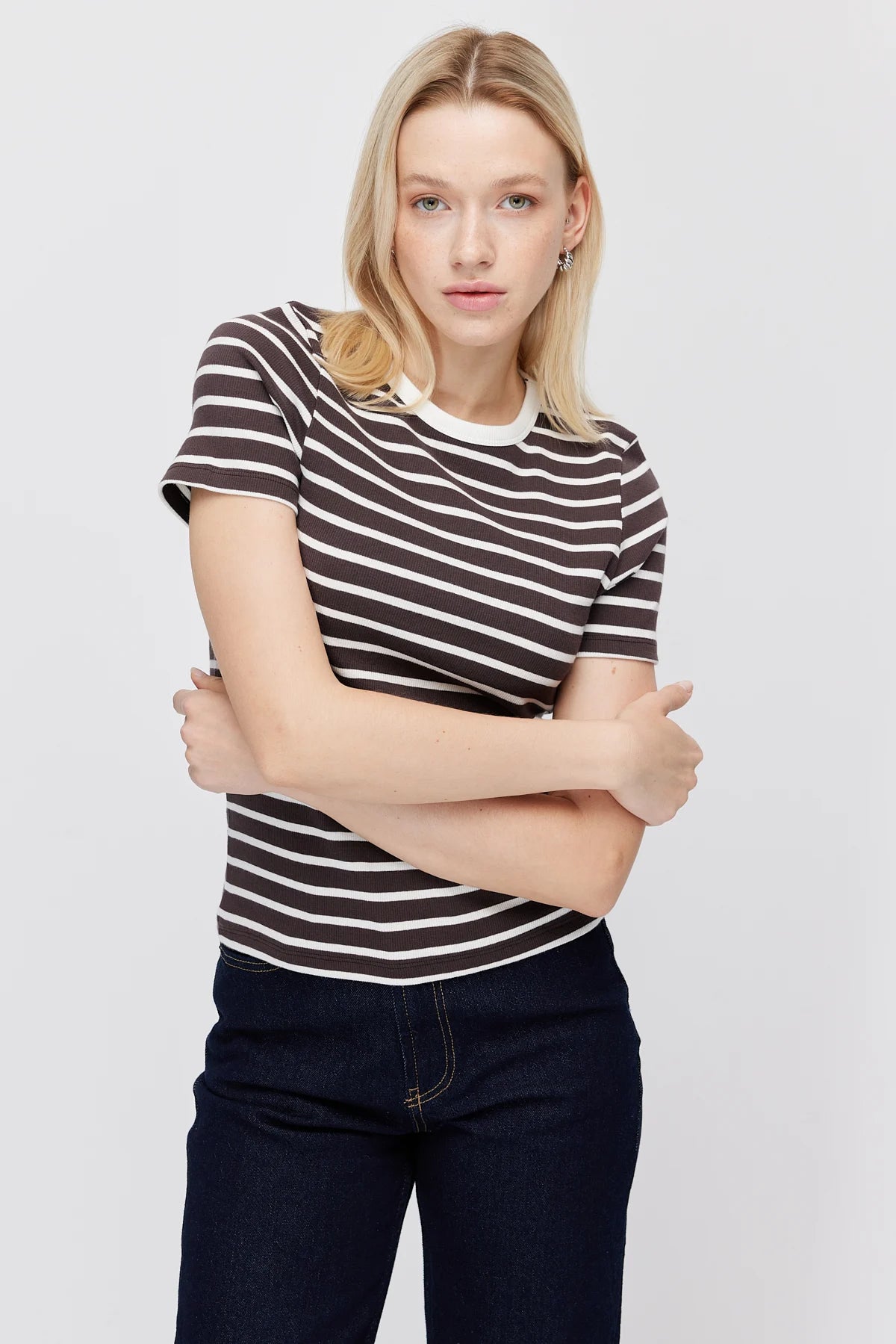 تيشيرت نسائي مخطط بياقة بلون مغاير
