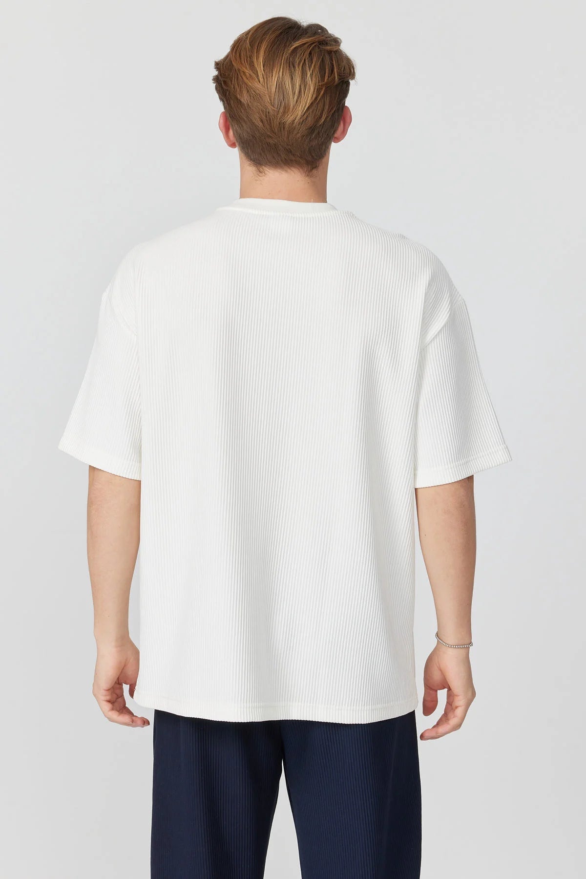 تیشێرتی بەگیرفان بۆ پیاوان