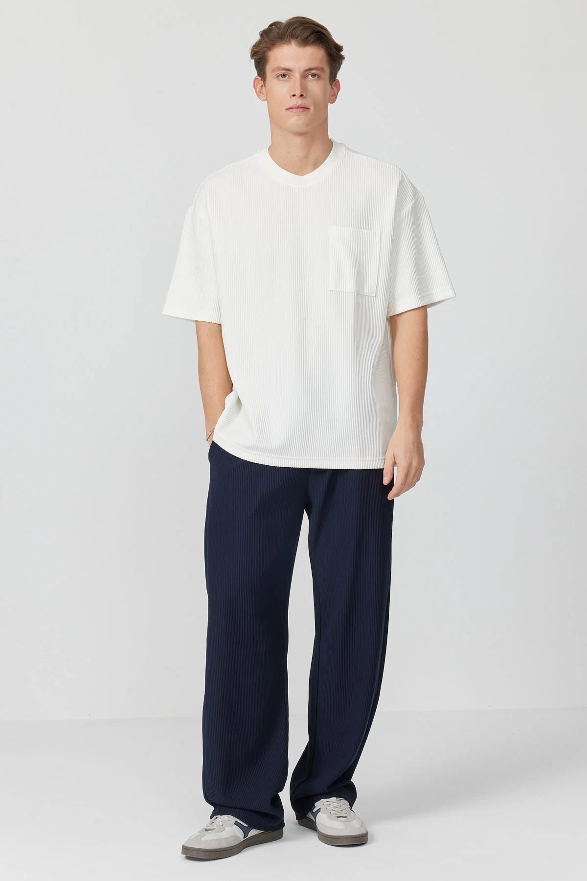 تیشێرتی بەگیرفان بۆ پیاوان