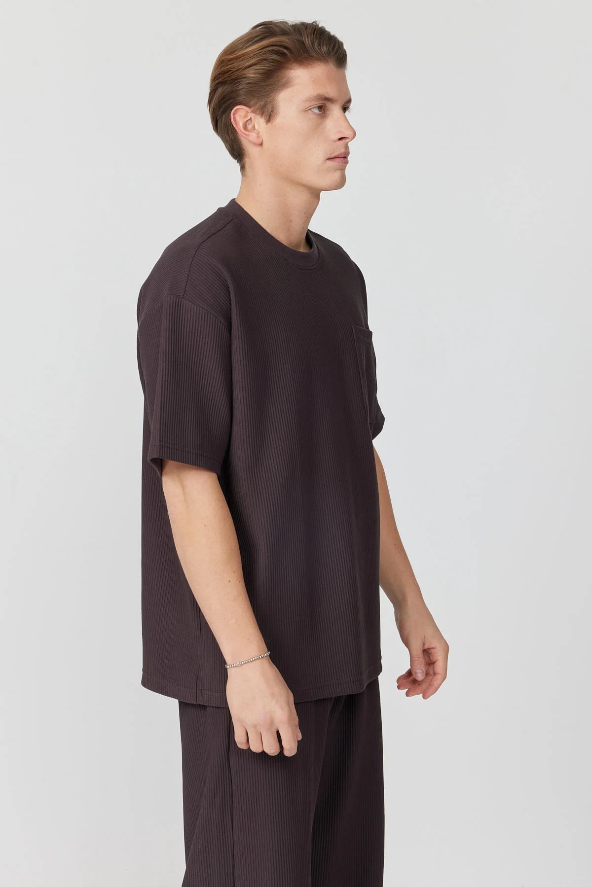 تیشێرتی بەگیرفان بۆ پیاوان