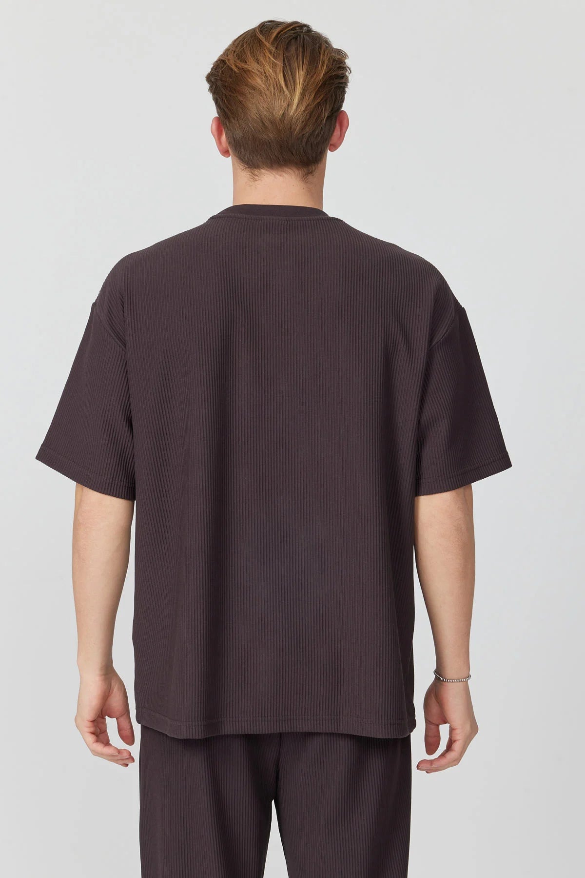 تیشێرتی بەگیرفان بۆ پیاوان