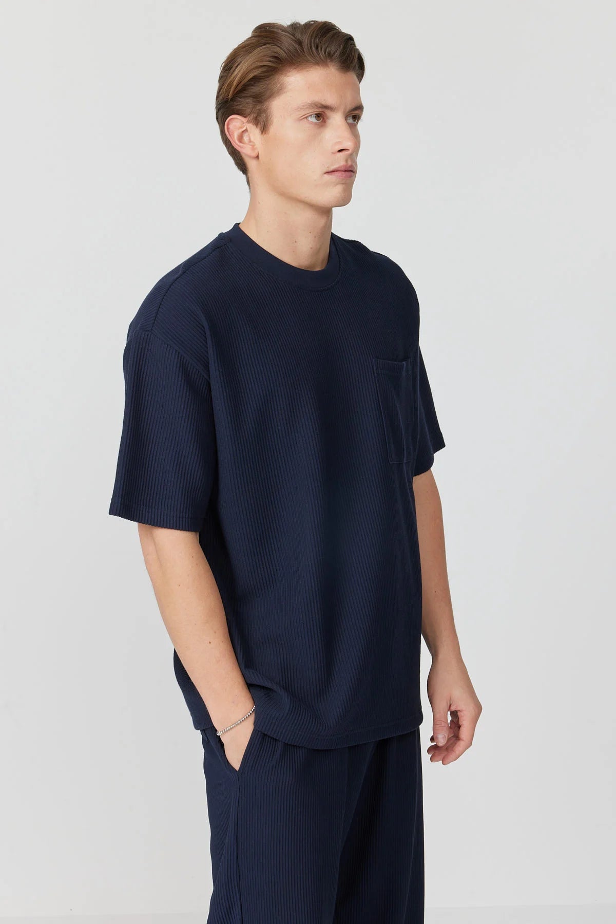 تیشێرتی بەگیرفان بۆ پیاوان