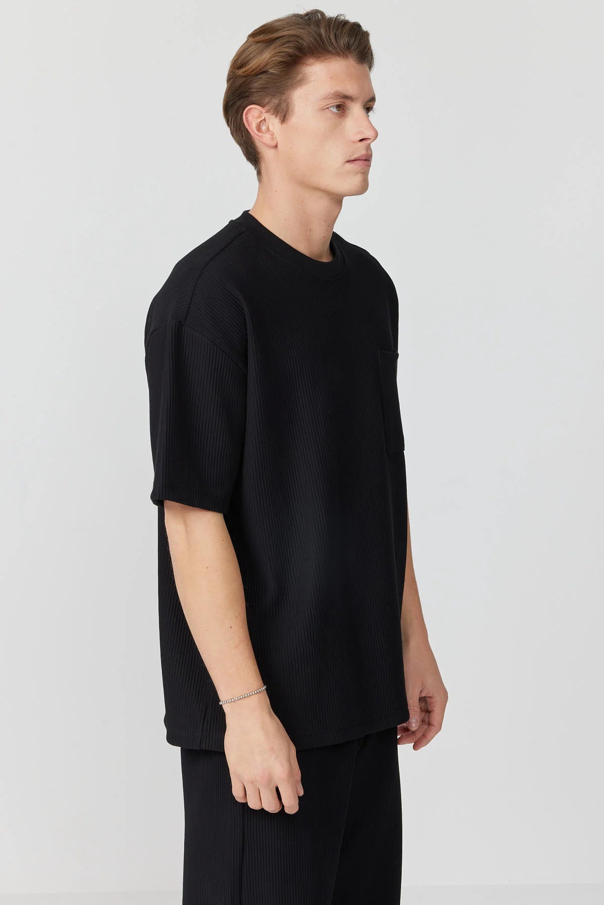 تیشێرتی بەگیرفان بۆ پیاوان