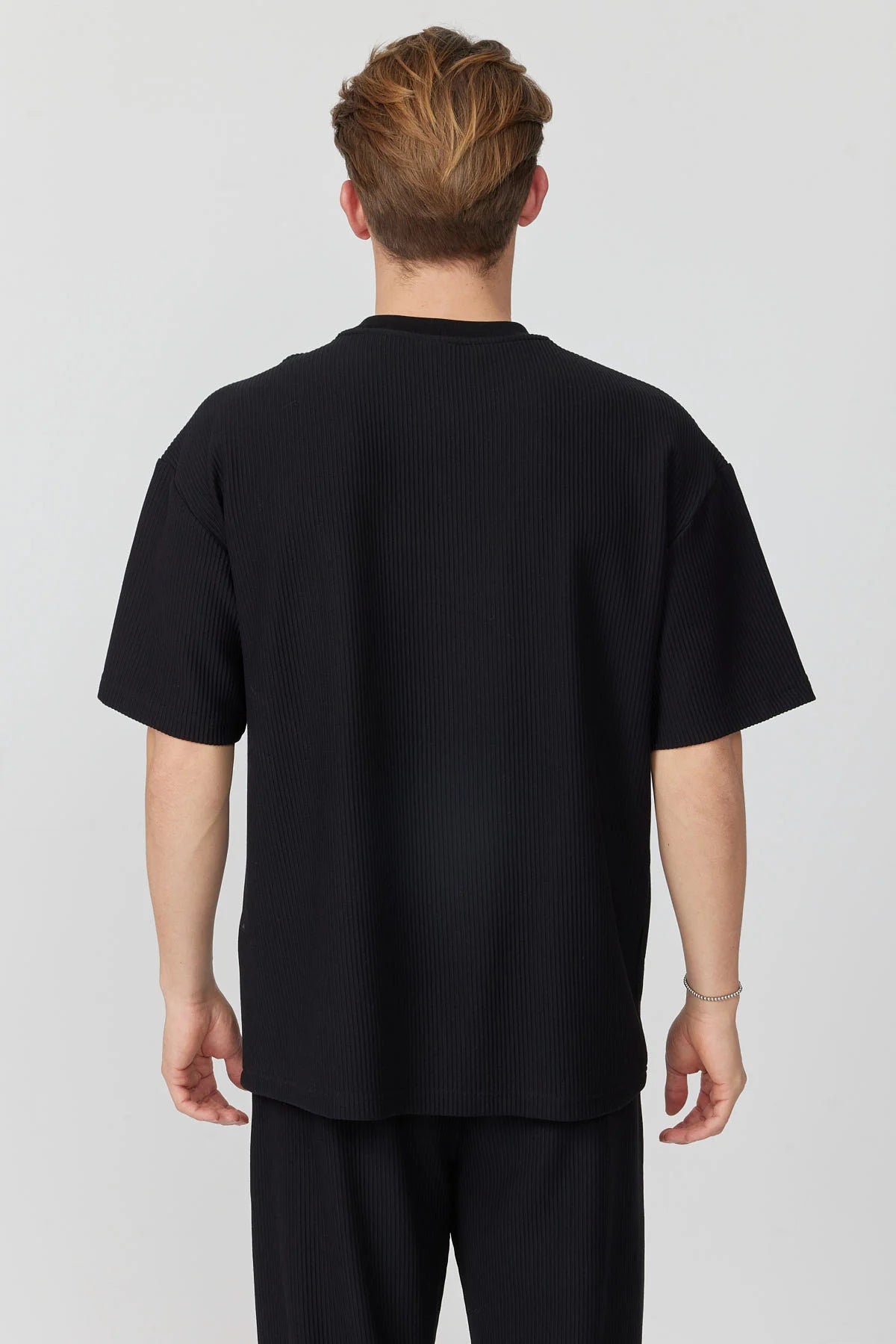 تیشێرتی بەگیرفان بۆ پیاوان