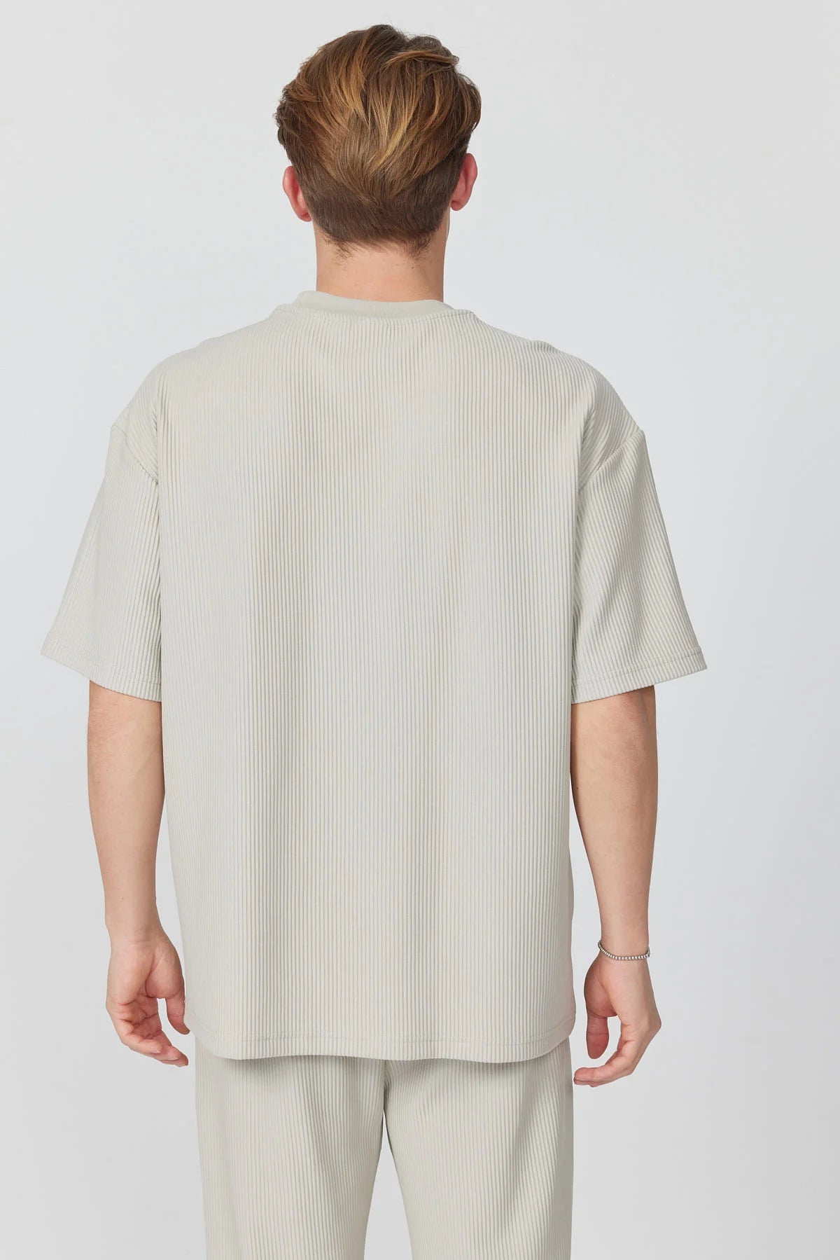 تیشێرتی بەگیرفان بۆ پیاوان