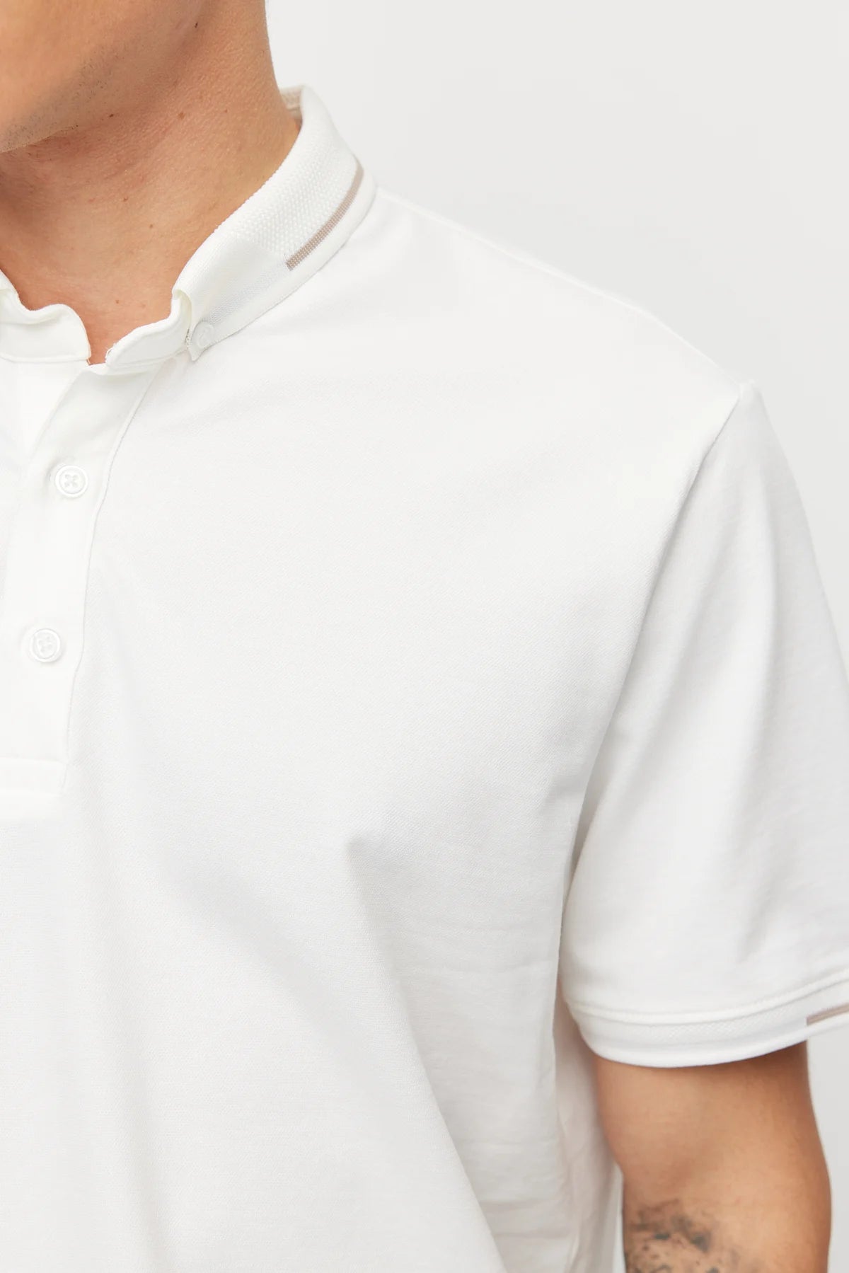 Men's Button-Down Collar T-shirt with Contrasting Color Details