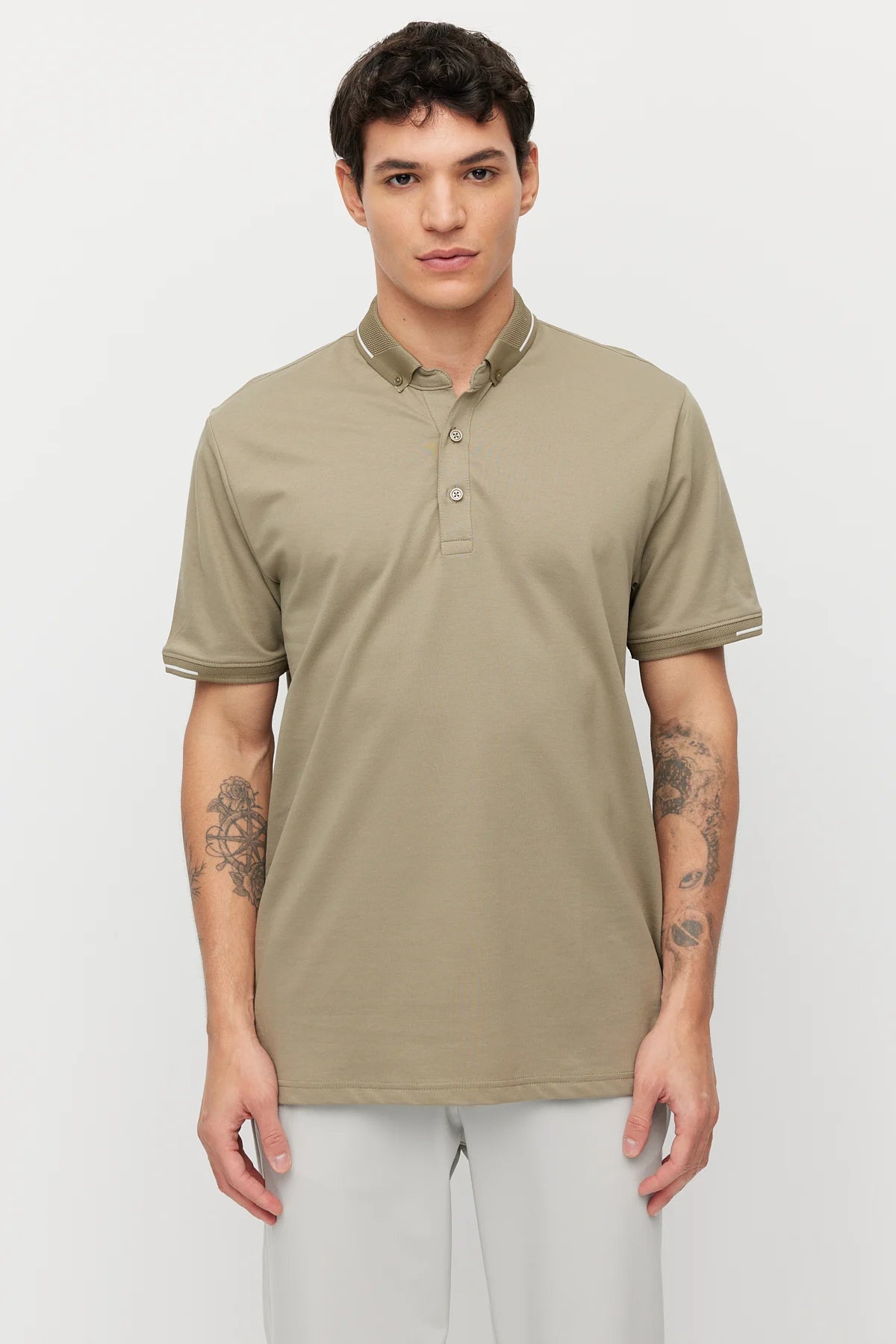 Men's Button-Down Collar T-shirt with Contrasting Color Details