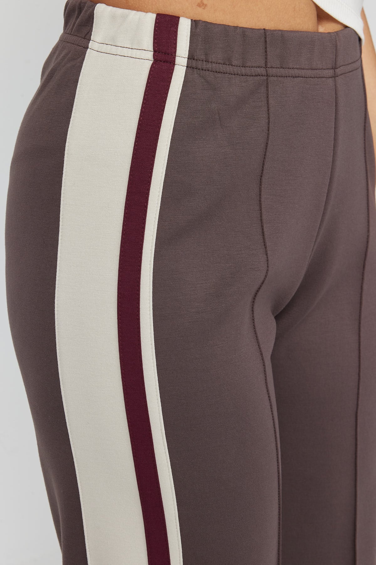 پانتۆڵی ئارەقەی خانمان بە بەشی خوارەوەی وردەکاری درزی پێشەوە