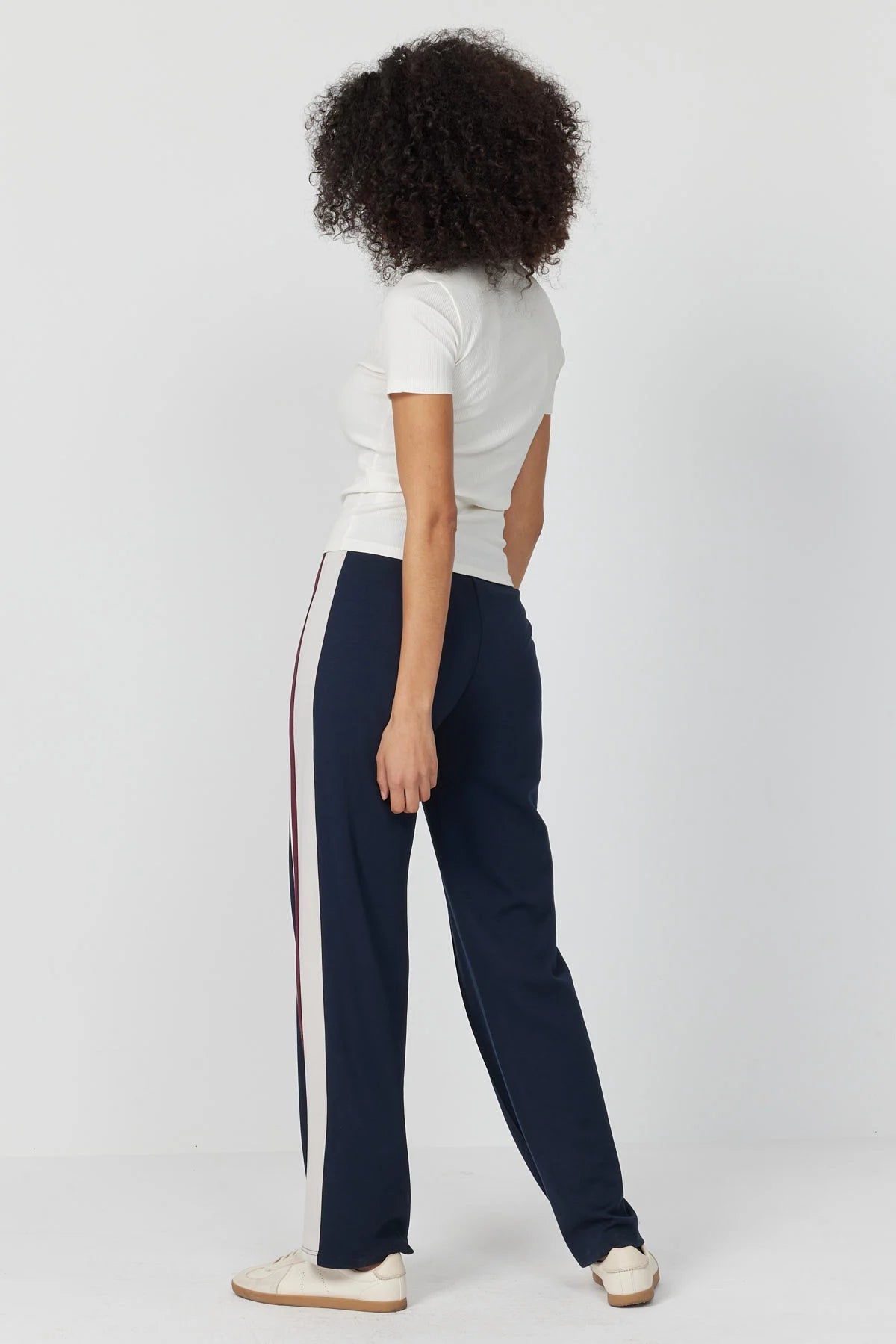 پانتۆڵی ئارەقەی خانمان بە بەشی خوارەوەی وردەکاری درزی پێشەوە