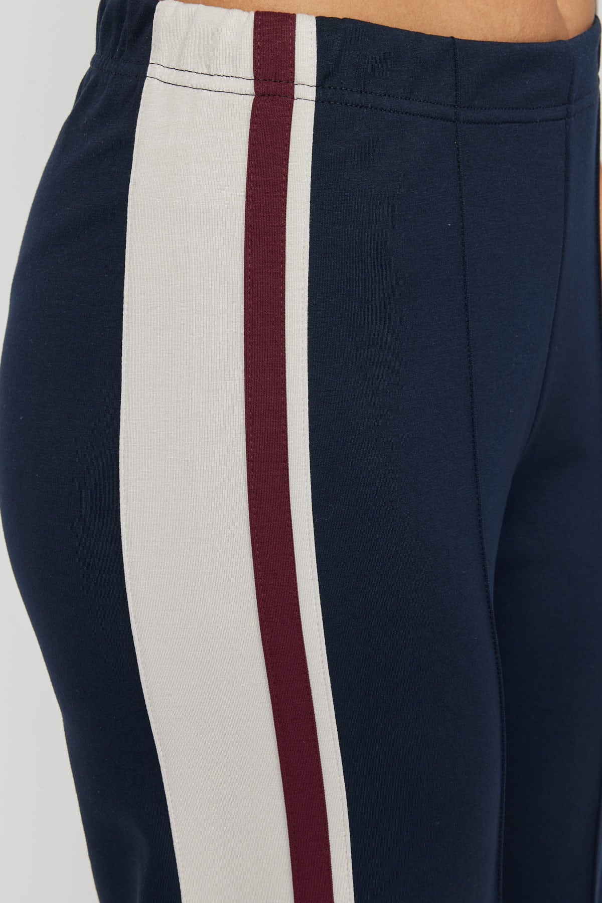 پانتۆڵی ئارەقەی خانمان بە بەشی خوارەوەی وردەکاری درزی پێشەوە