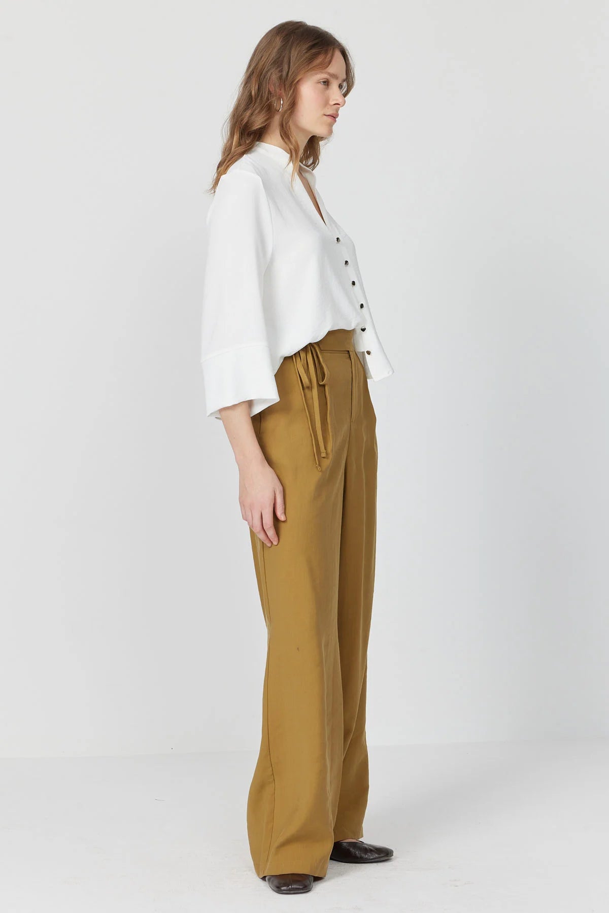 پانتۆڵی قاچی پان بۆ ئافرەتان بە وردەکاری کەمەر