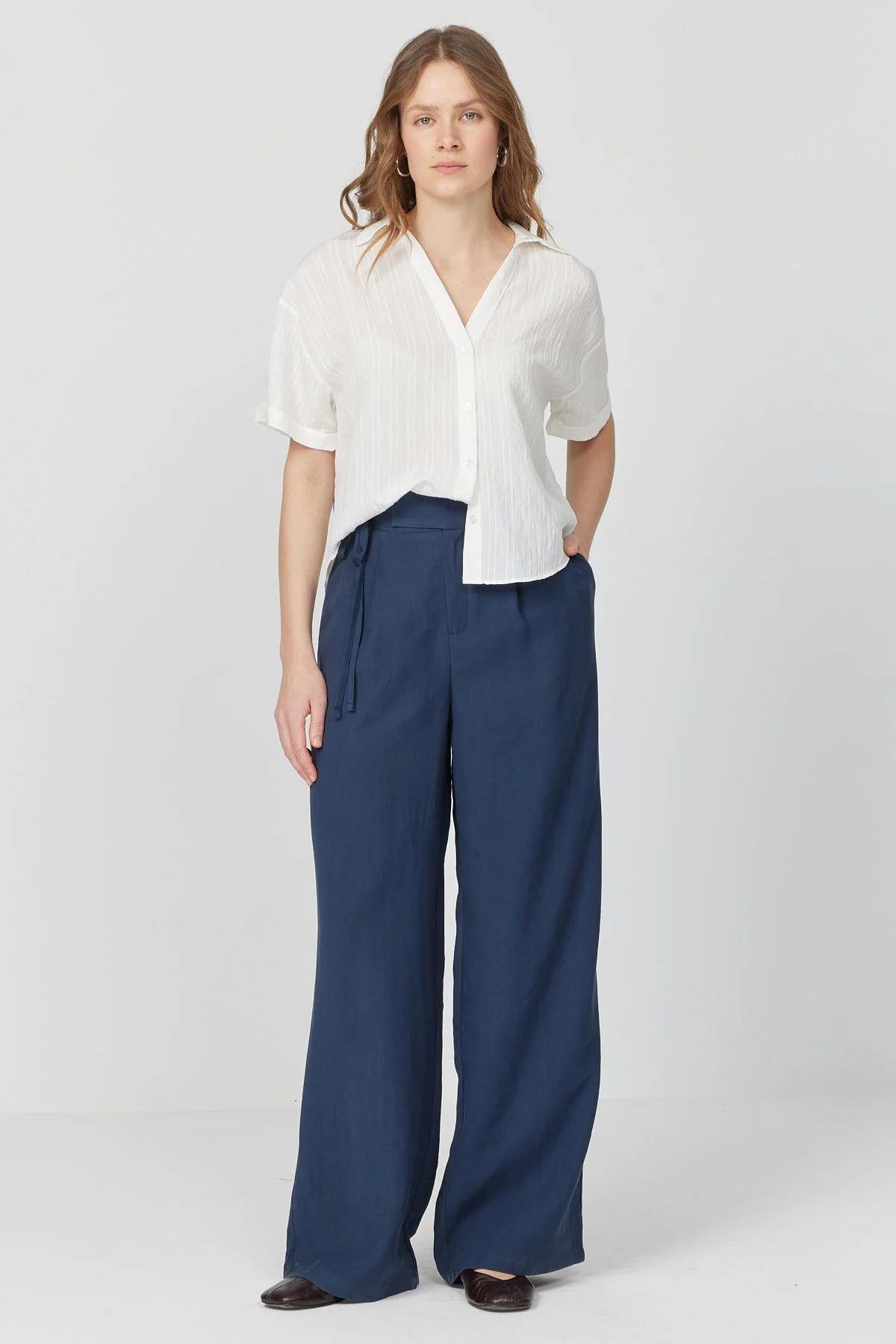 پانتۆڵی قاچی پان بۆ ئافرەتان بە وردەکاری کەمەر