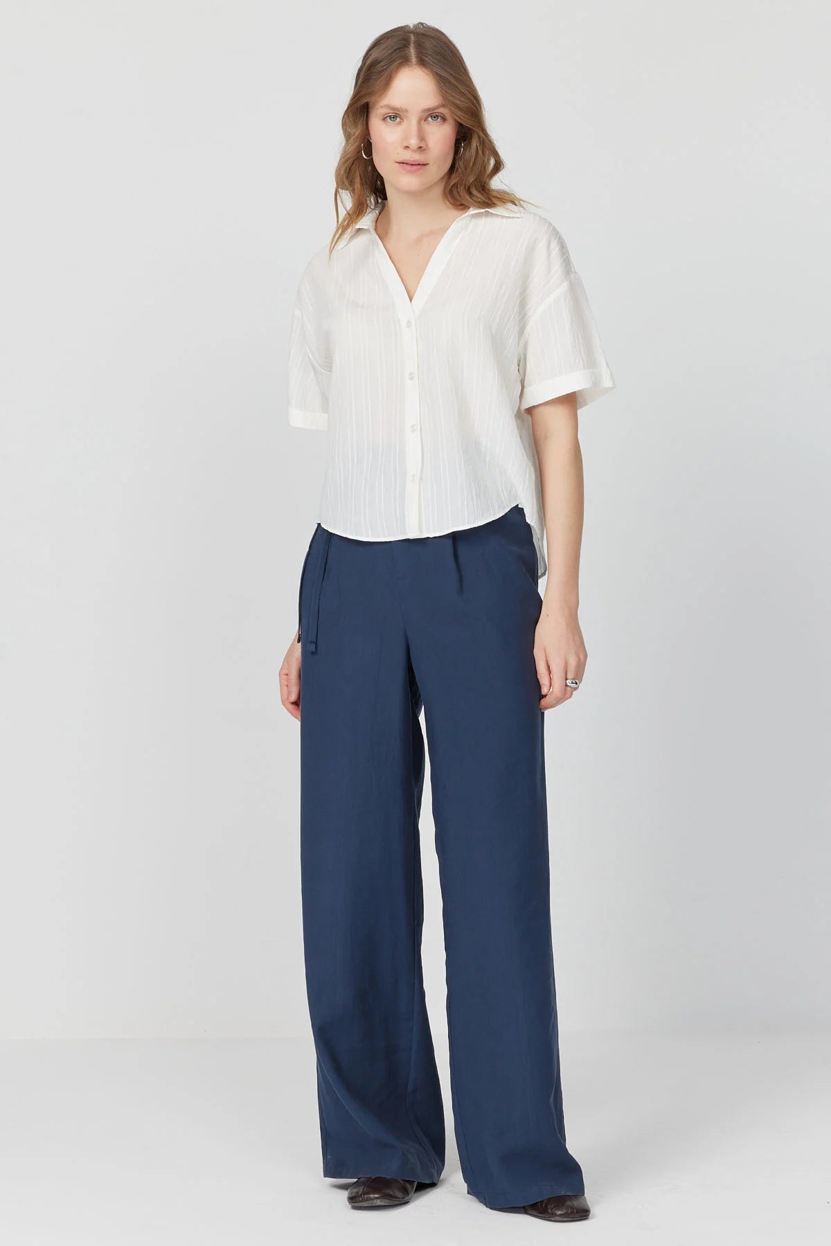 پانتۆڵی قاچی پان بۆ ئافرەتان بە وردەکاری کەمەر