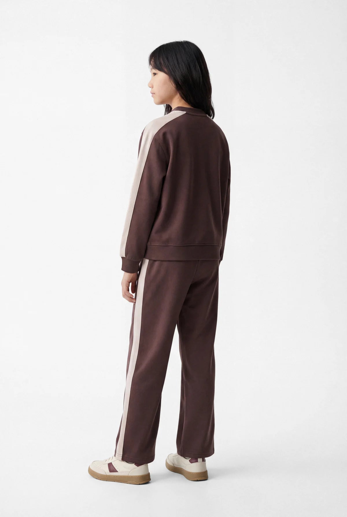 بنطلون رياضي للبنات بقصة مستقيمة مع تفاصيل خطوط جانبية