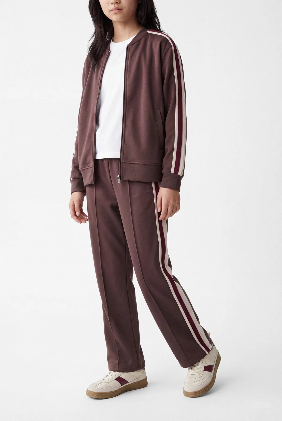 بنطلون رياضي للبنات بقصة مستقيمة مع تفاصيل خطوط جانبية