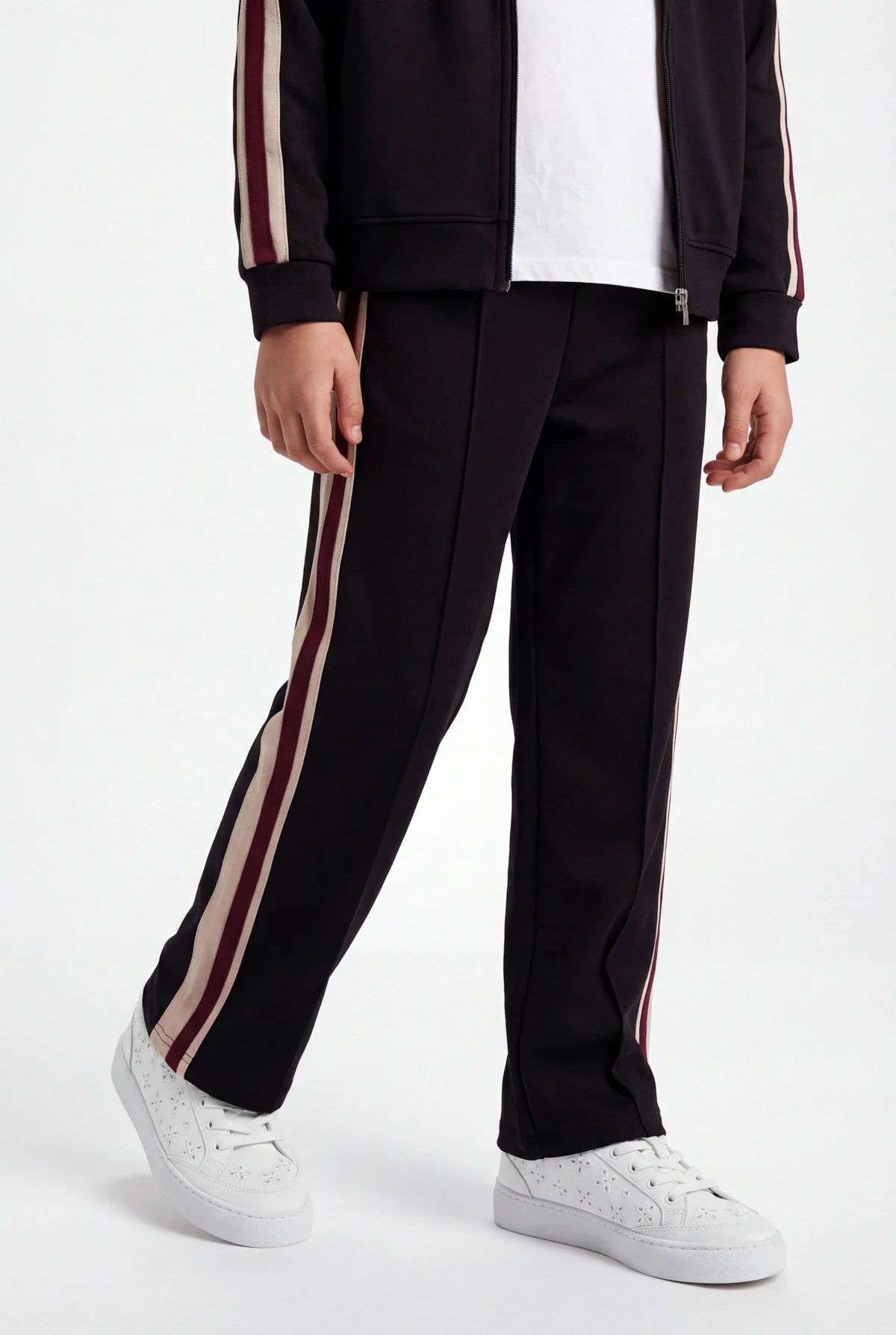 بنطلون رياضي للبنات بقصة مستقيمة مع تفاصيل خطوط جانبية