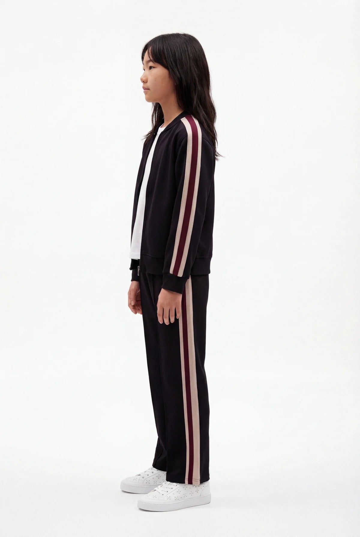 بنطلون رياضي للبنات بقصة مستقيمة مع تفاصيل خطوط جانبية