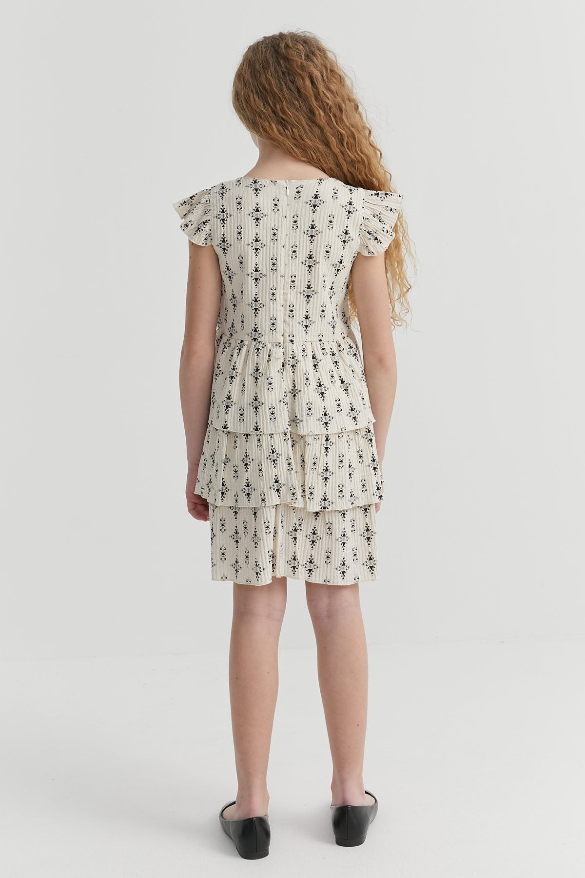 فستان بناتي بدون أكمام مع تفاصيل شريطية