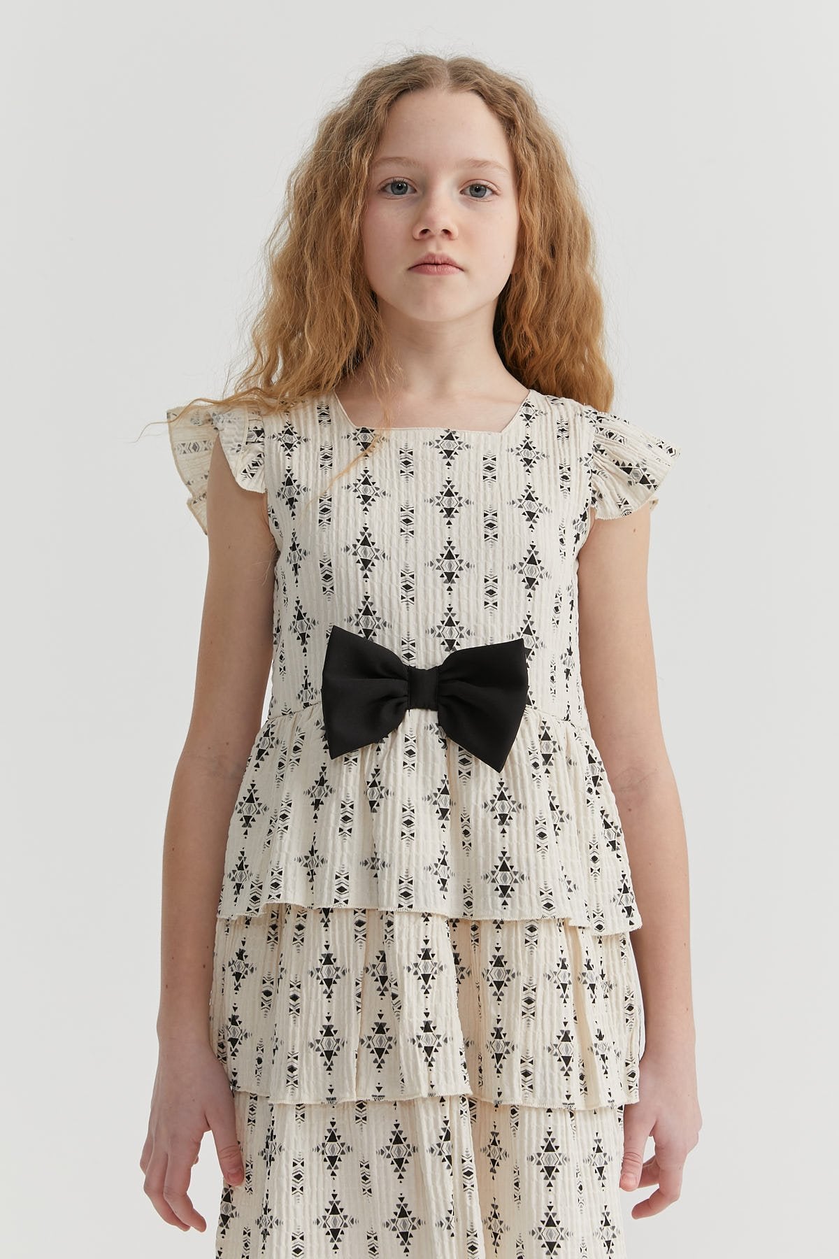 فستان بناتي بدون أكمام مع تفاصيل شريطية