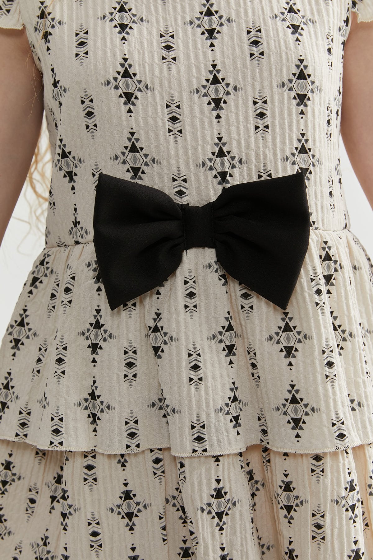 فستان بناتي بدون أكمام مع تفاصيل شريطية