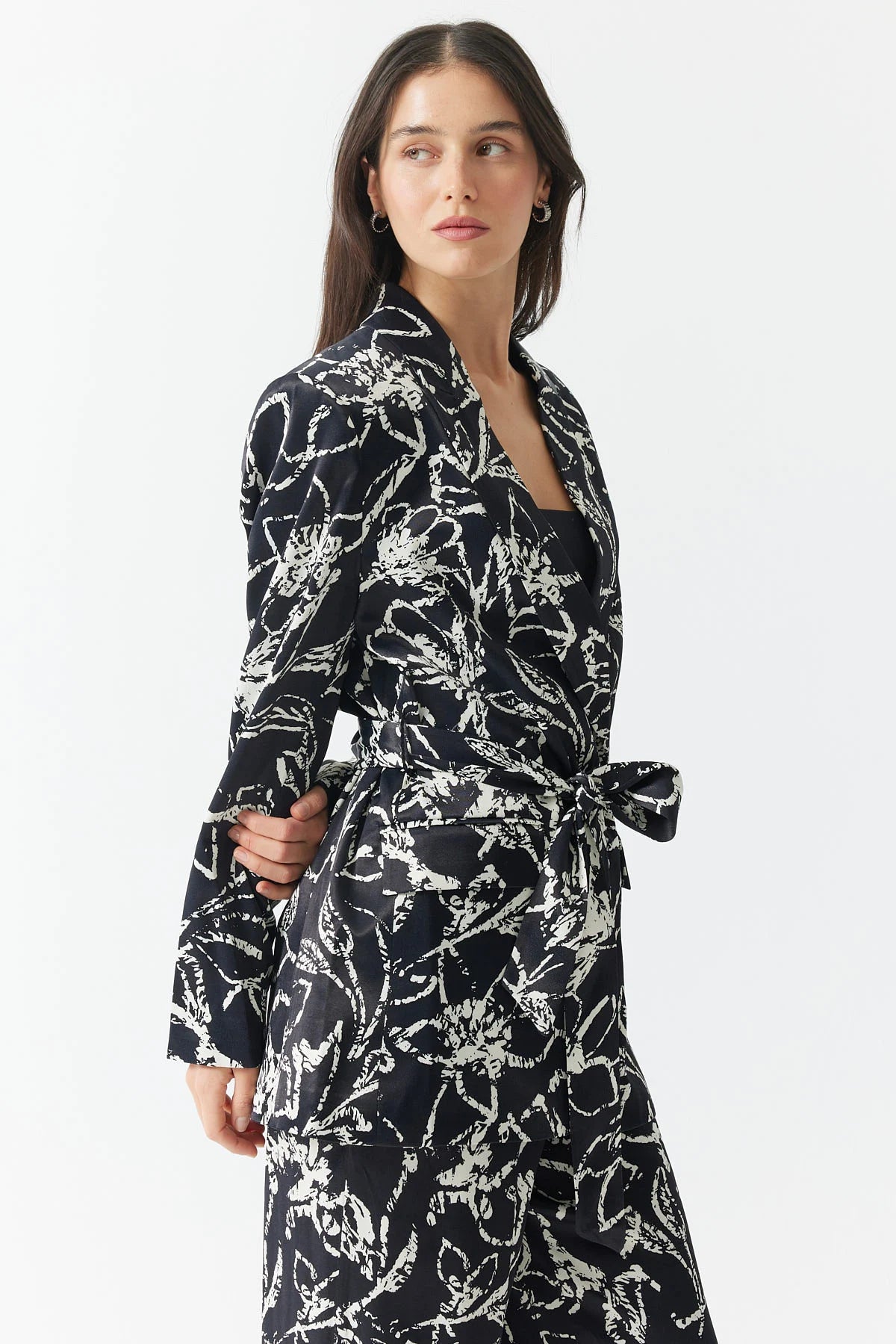 سترة نسائية منقوشة بحزام مفصل