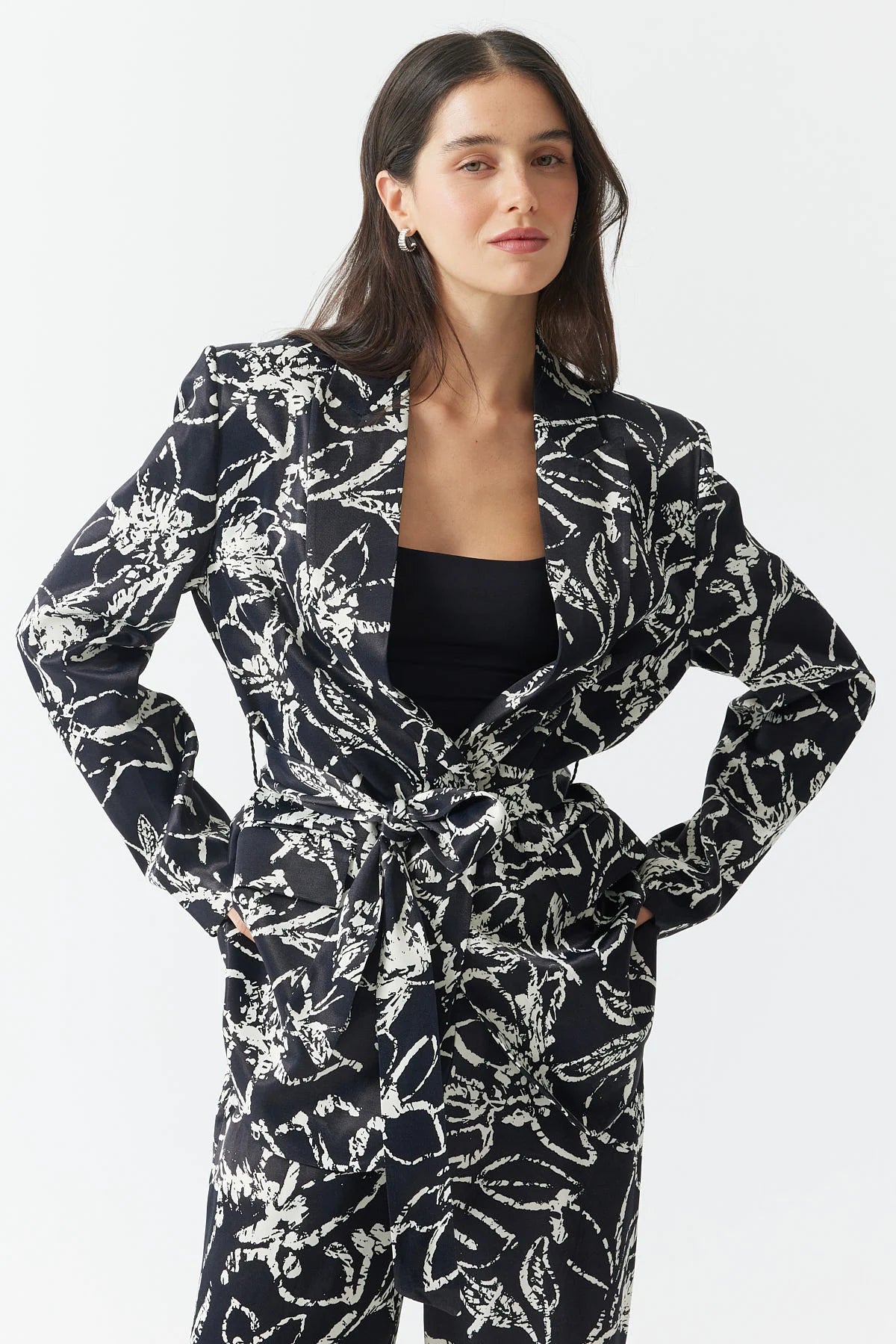 سترة نسائية منقوشة بحزام مفصل