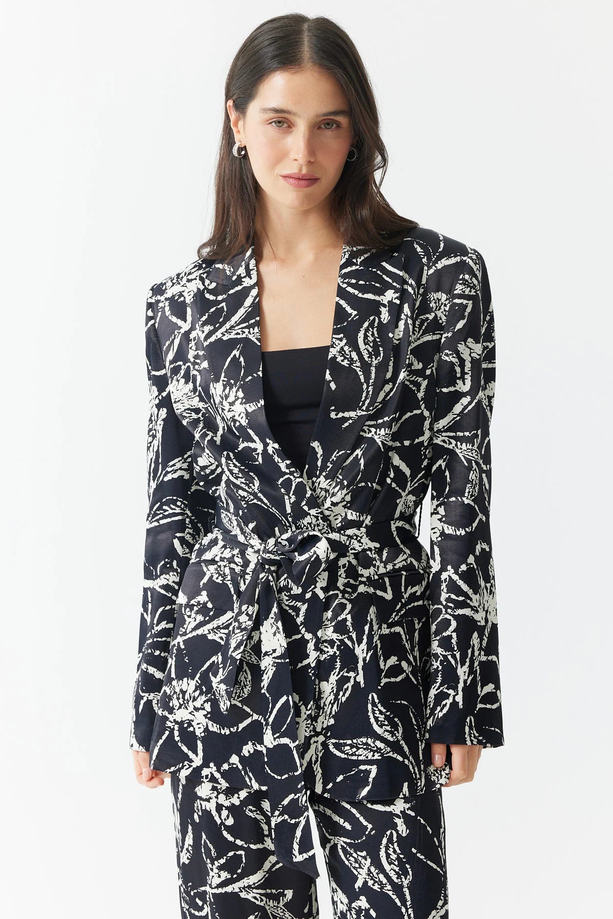 چاکەتی وردی پشتێنەی نەخشی ئافرەتان