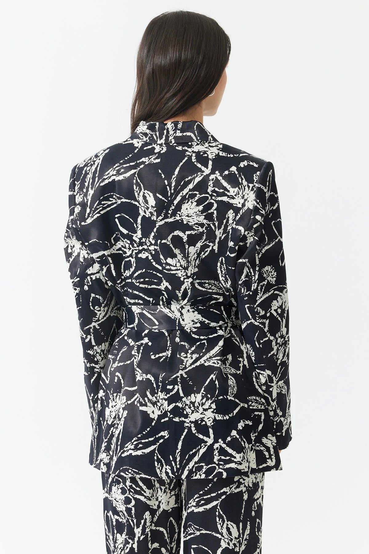 چاکەتی وردی پشتێنەی نەخشی ئافرەتان