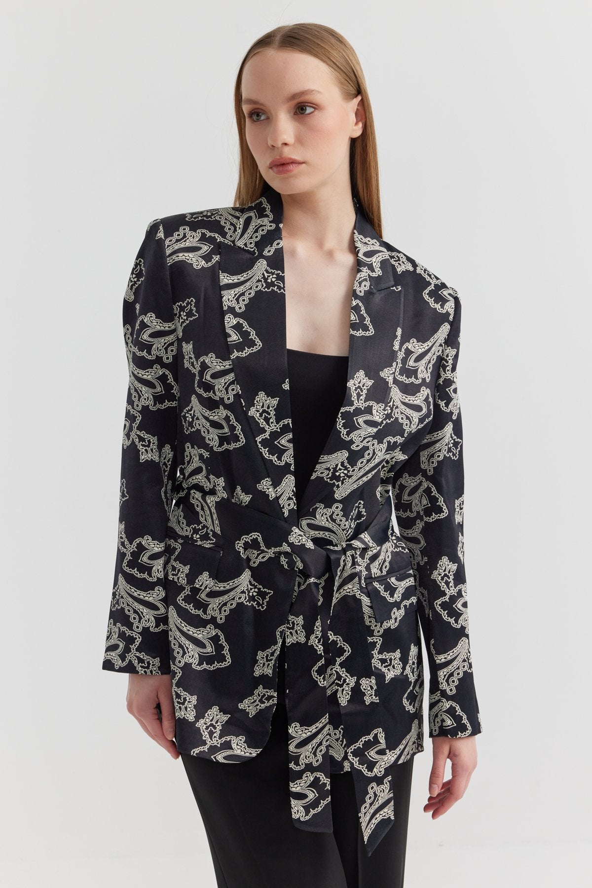 چاکەتی وردی پشتێنەی نەخشی ئافرەتان