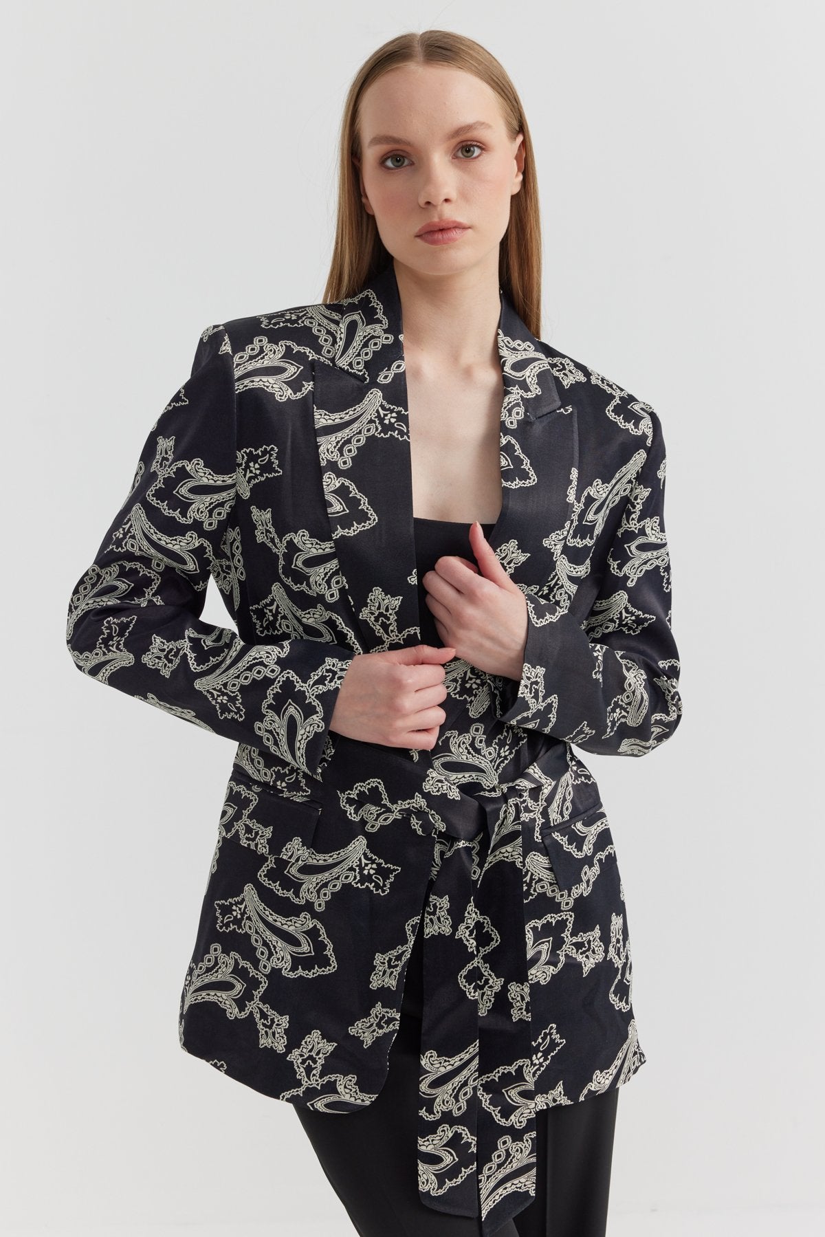 چاکەتی وردی پشتێنەی نەخشی ئافرەتان