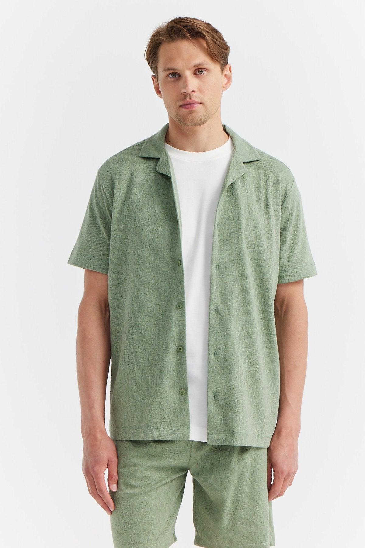 Men's Swallow Collar Textured Shirt
