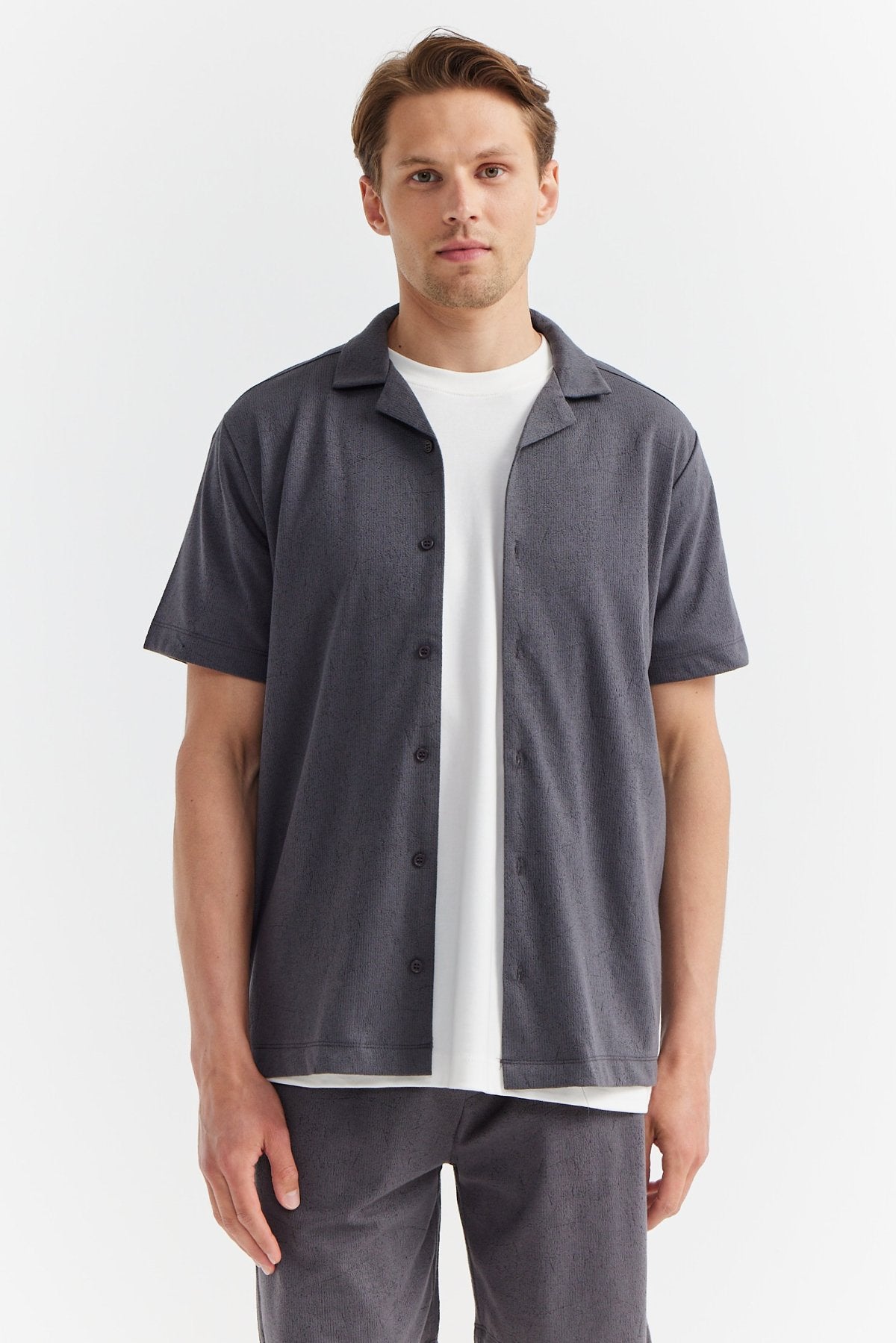 Men's Swallow Collar Textured Shirt