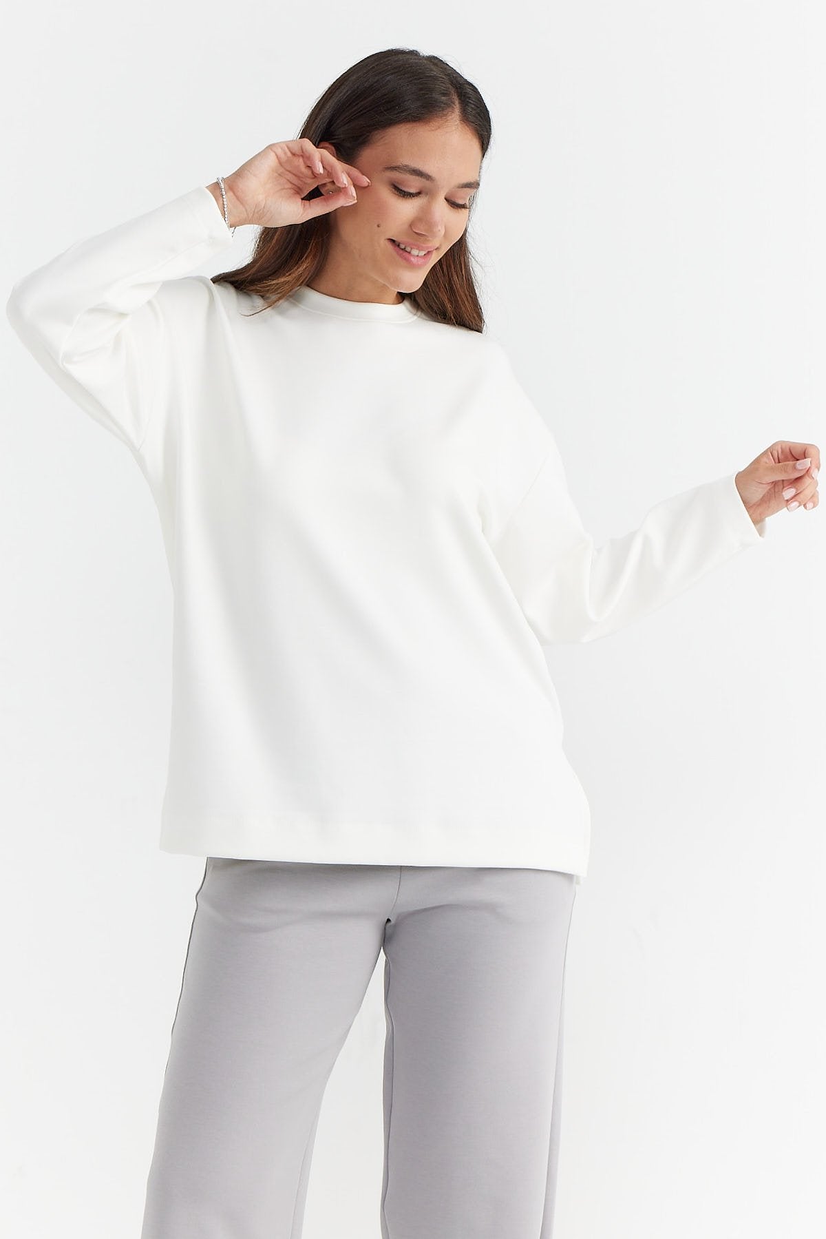 بلوزة نسائية بأكمام طويلة وملمس ناعم