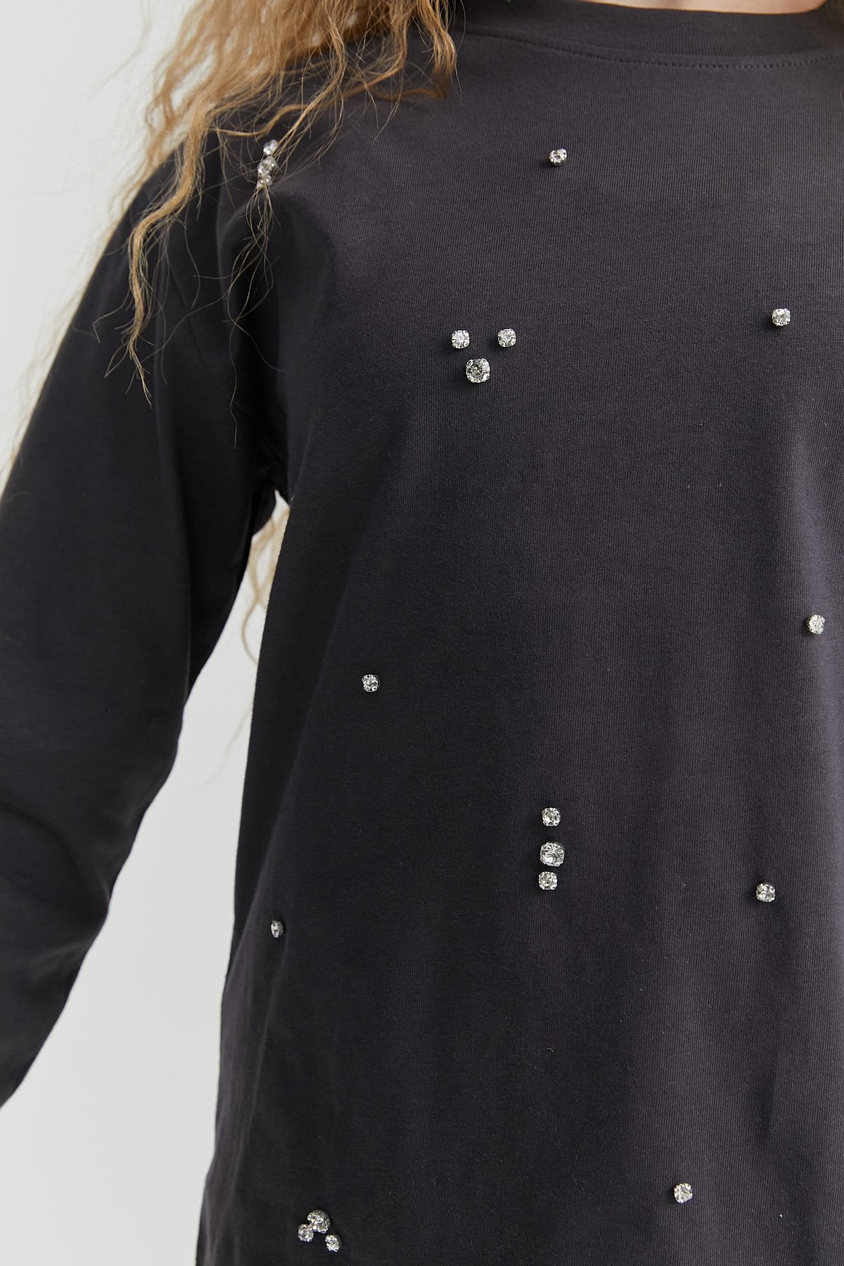 بلوزة بناتية بأكمام طويلة مزينة بالأحجار