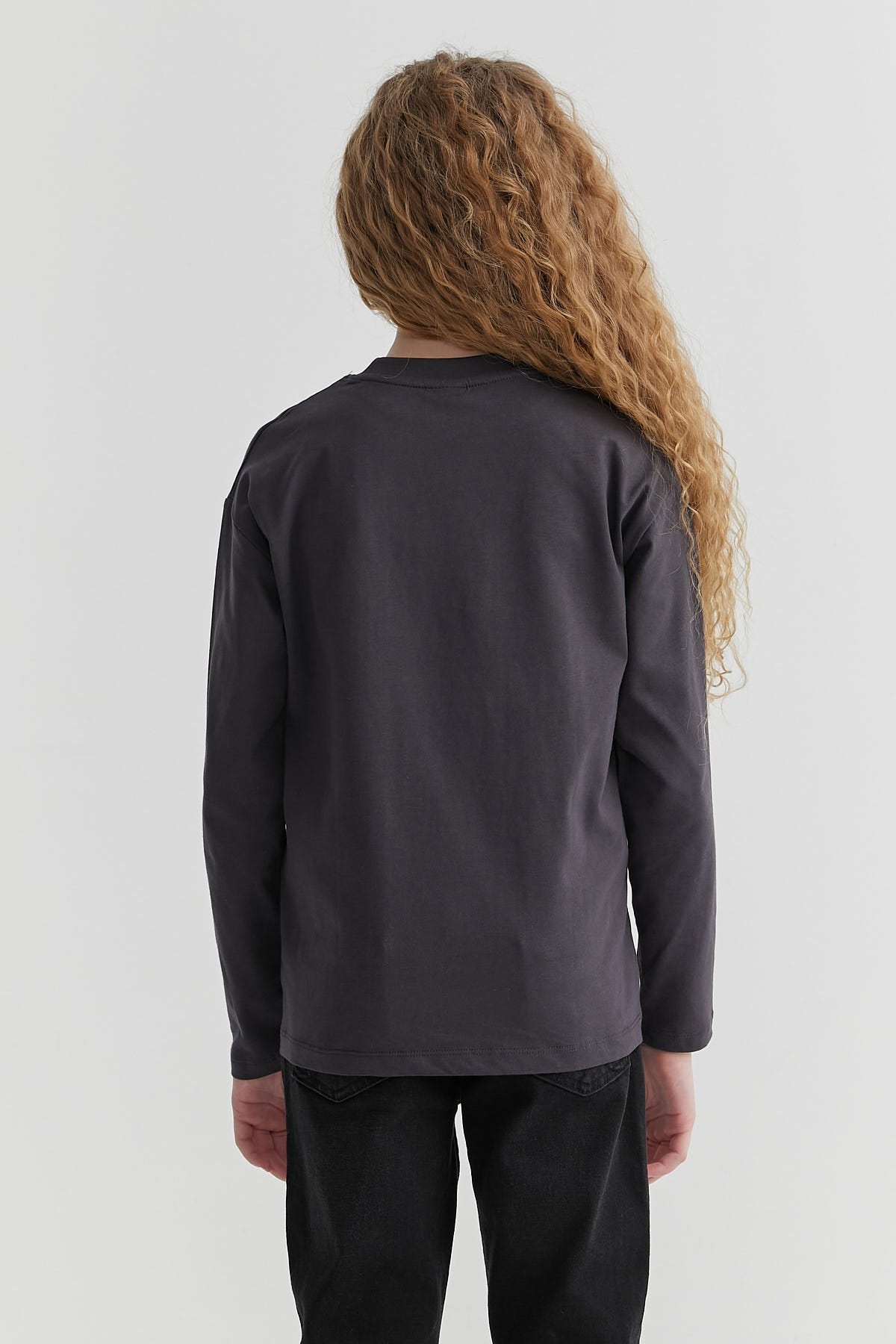 بلوزة بناتية بأكمام طويلة مزينة بالأحجار