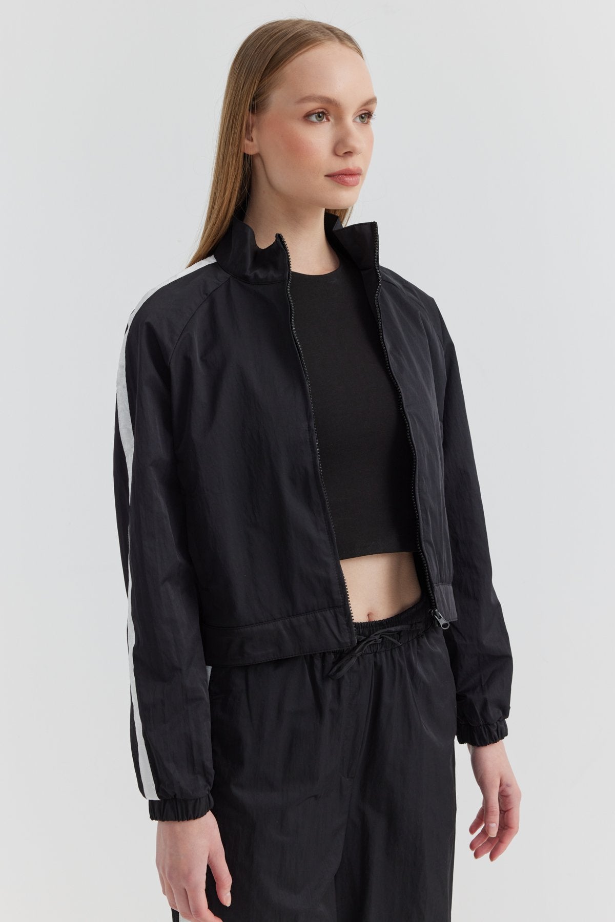 Women's Sleeve Stripe Detailed Parachute Fabric Thin Short Coat