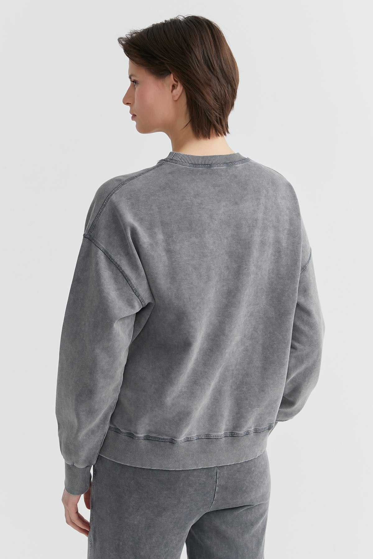 بلوزة رياضية نسائية برقبة دائرية