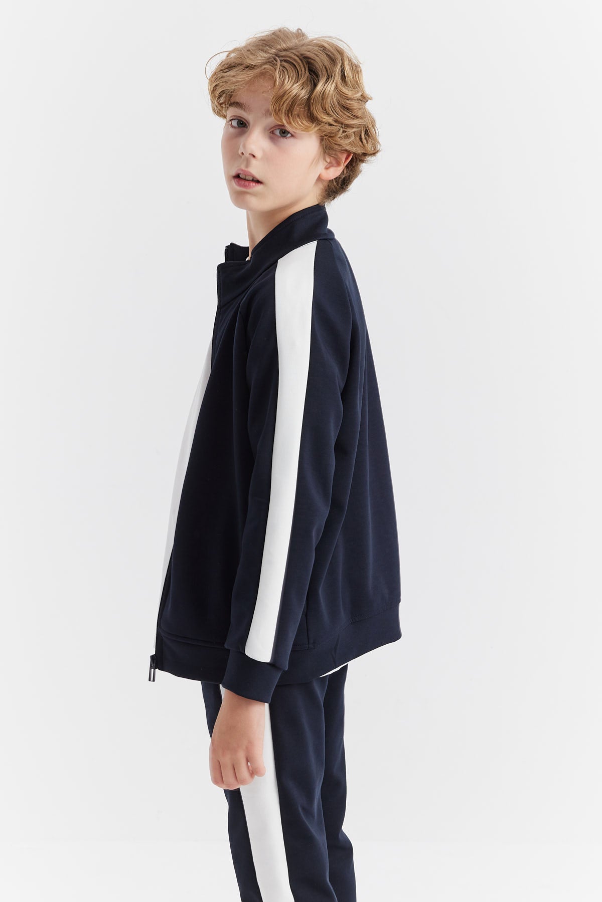 سويت شيرت بسحاب أمامي للأولاد