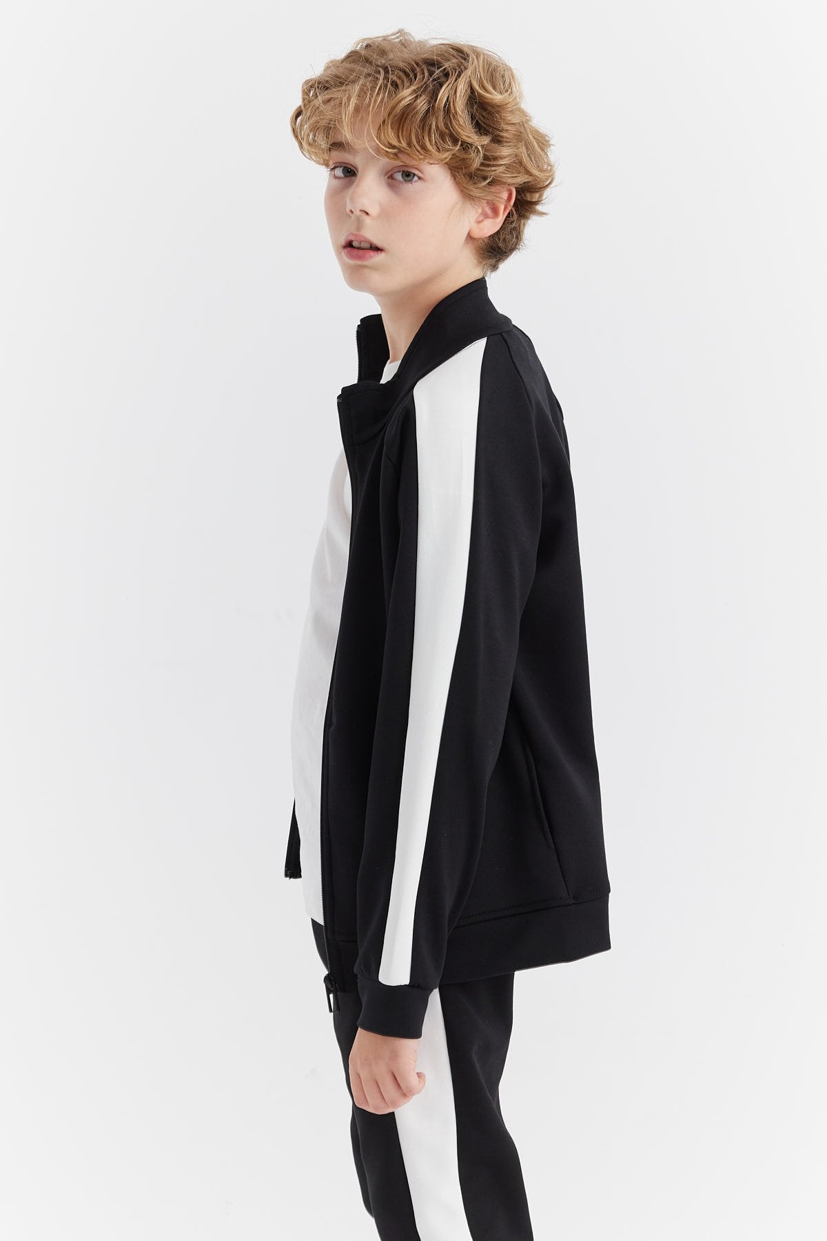 سويت شيرت بسحاب أمامي للأولاد