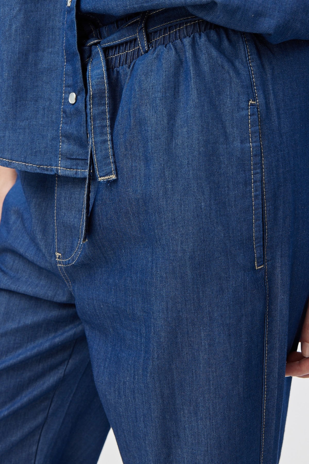 Women's Elastic Waist Jeans with Pockets