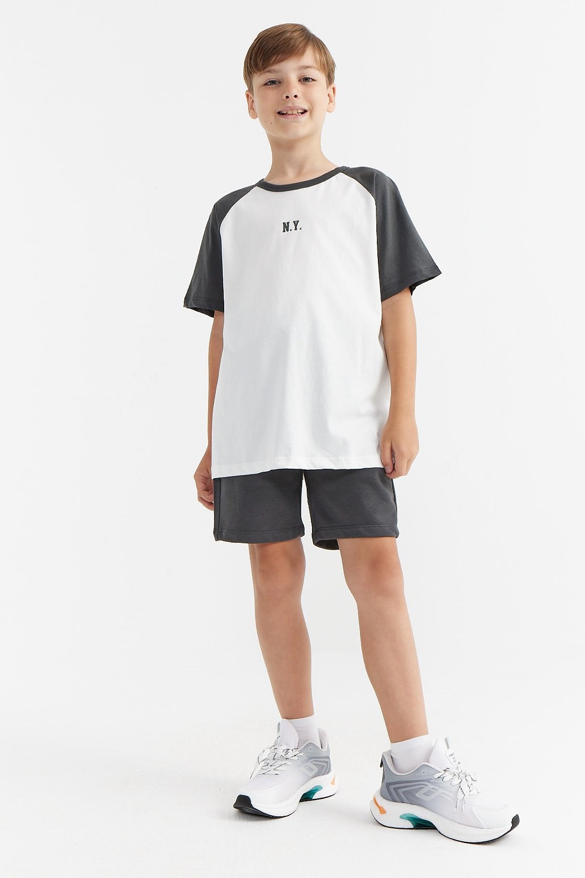 طقم مكون من قطعتين للأولاد