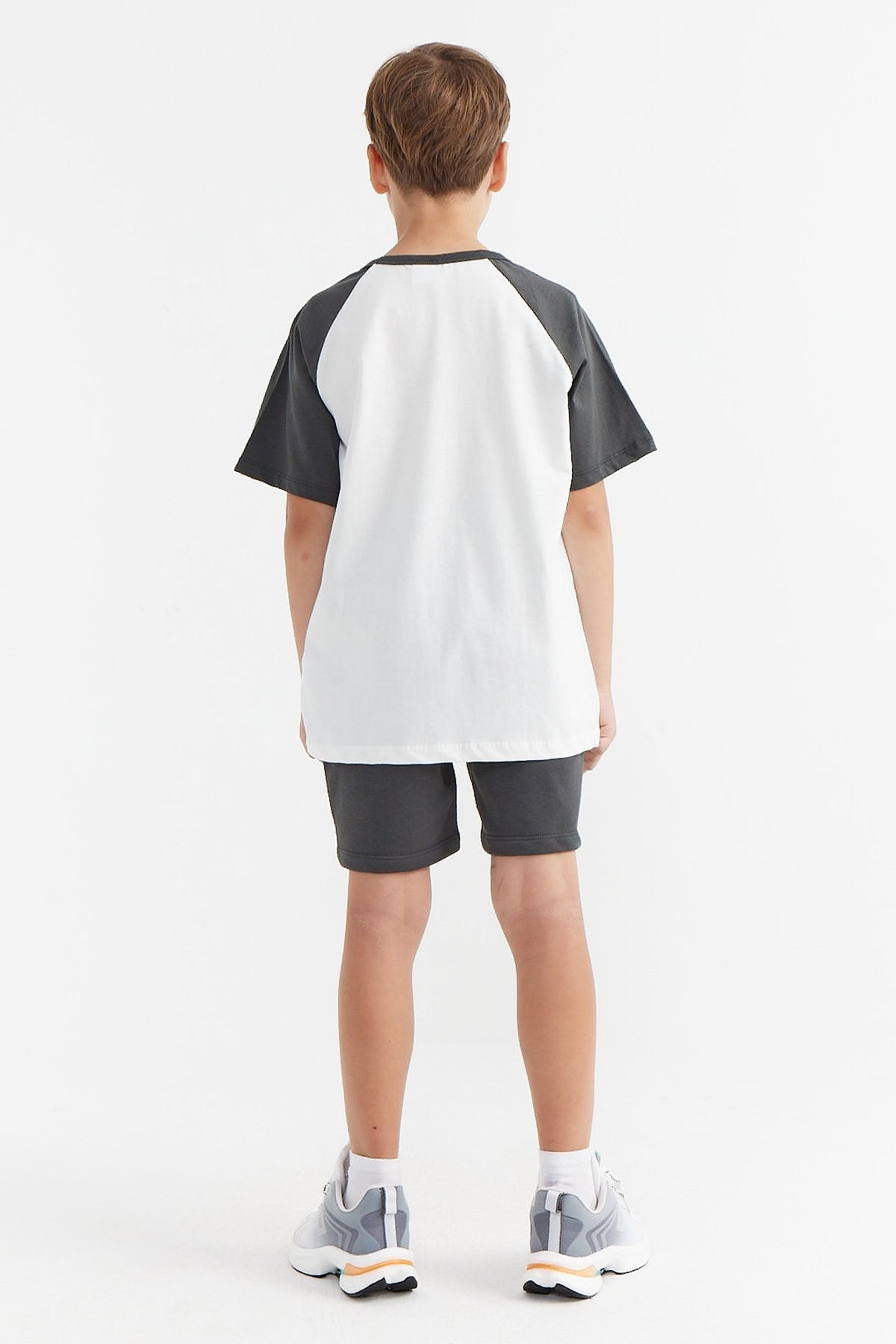 طقم مكون من قطعتين للأولاد