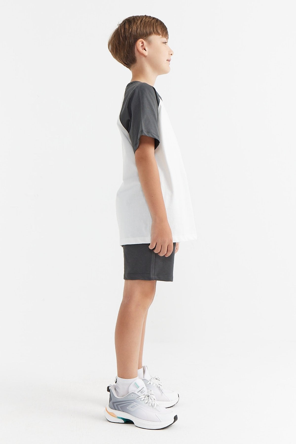 طقم مكون من قطعتين للأولاد