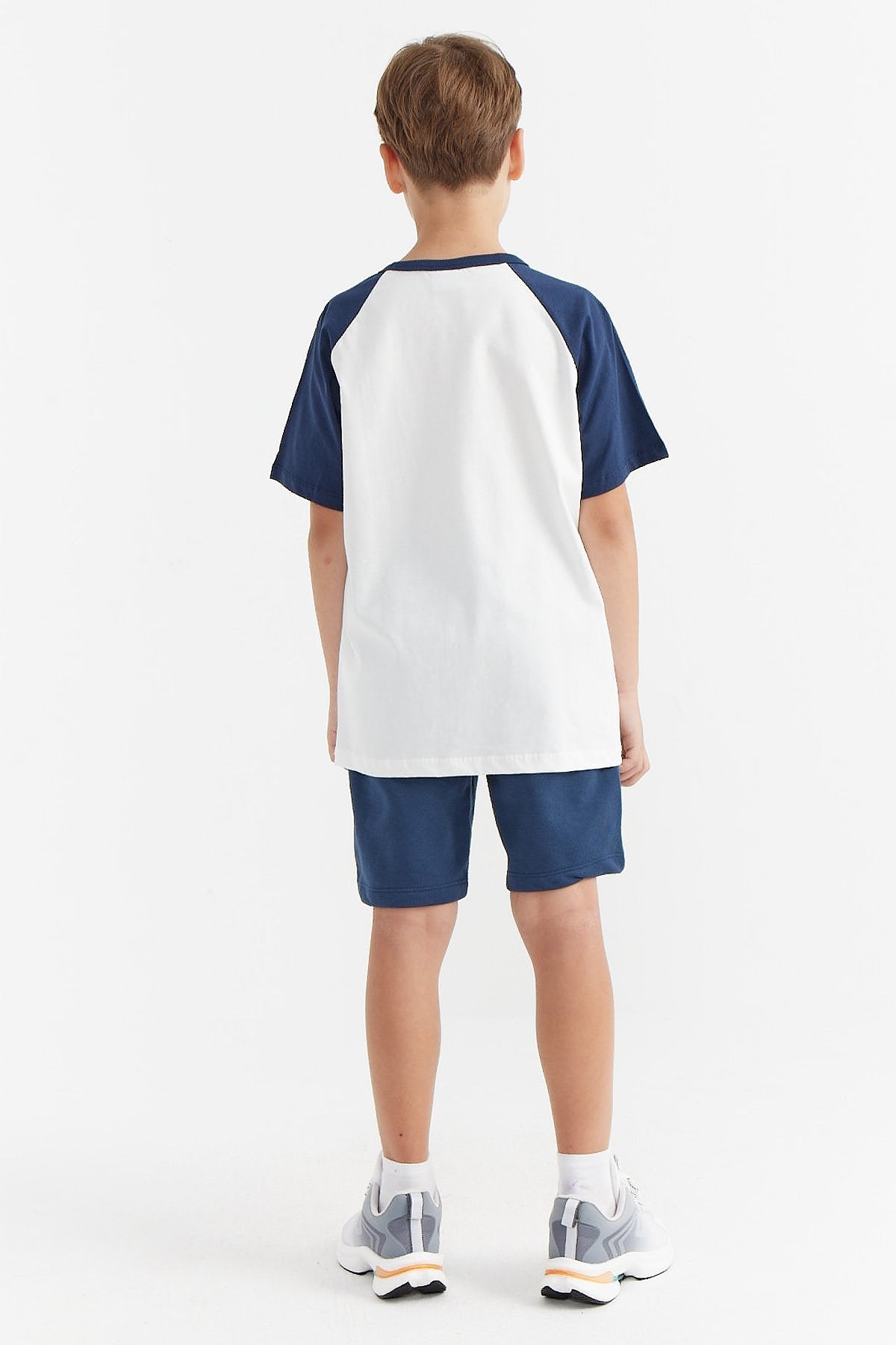 طقم مكون من قطعتين للأولاد